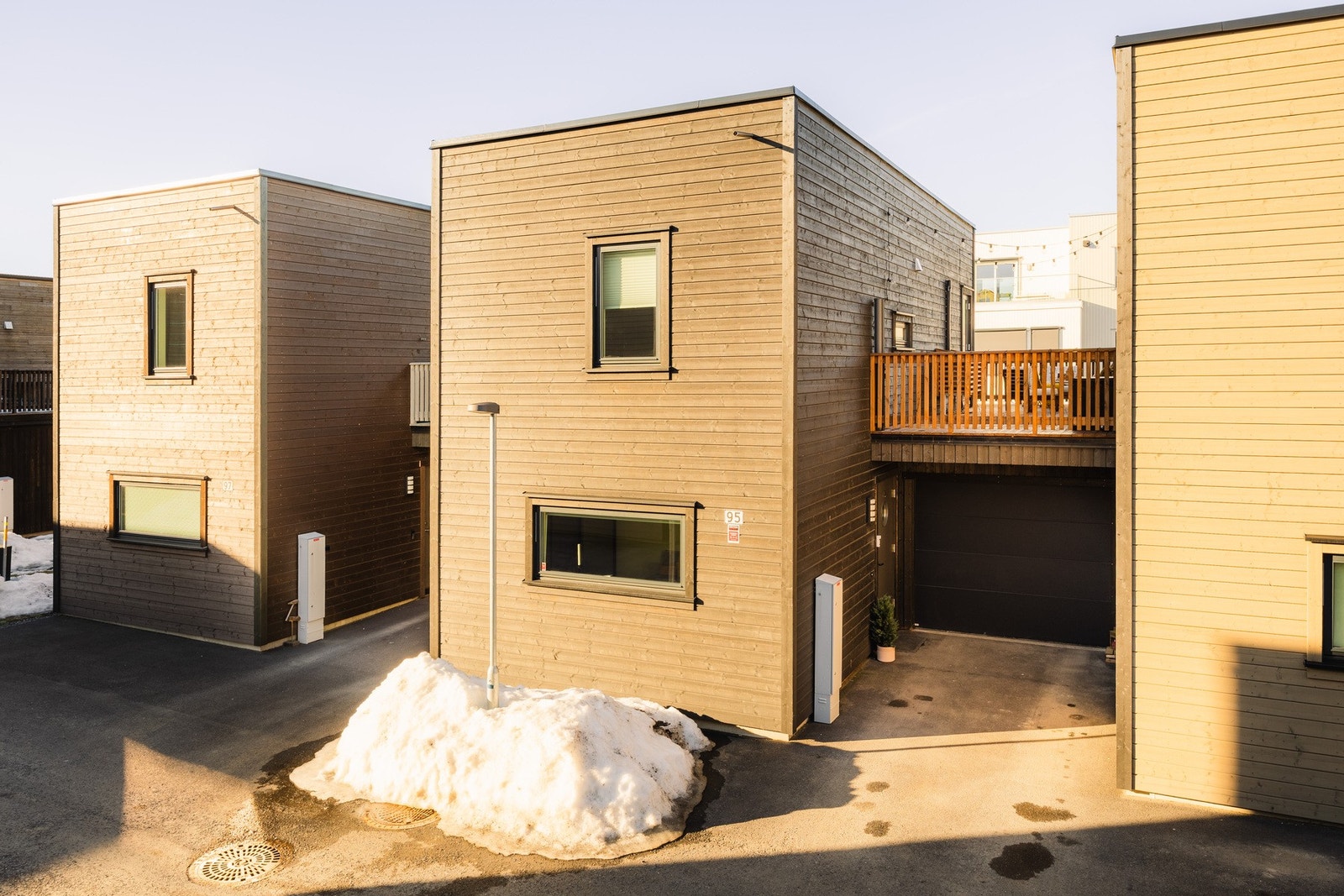 Boligen ligger ypperlig til med gangavstand til sentrum. Her finner du toget som bruker ca. 30 minutter til Oslo S, og de "fleste" butikker. Galleribilde