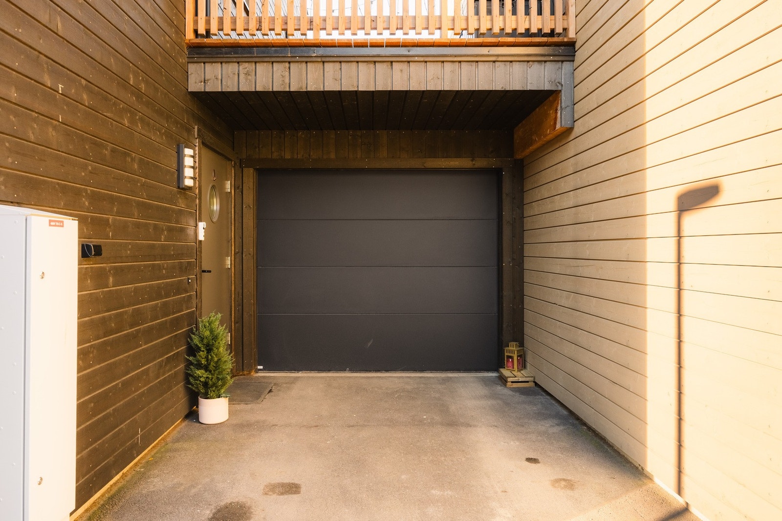 Boligen har integrert garasje med parkering på egen eiendom. Det er også opplegg for vaskemaskin med sluk/vann i bod/garasje. Galleribilde