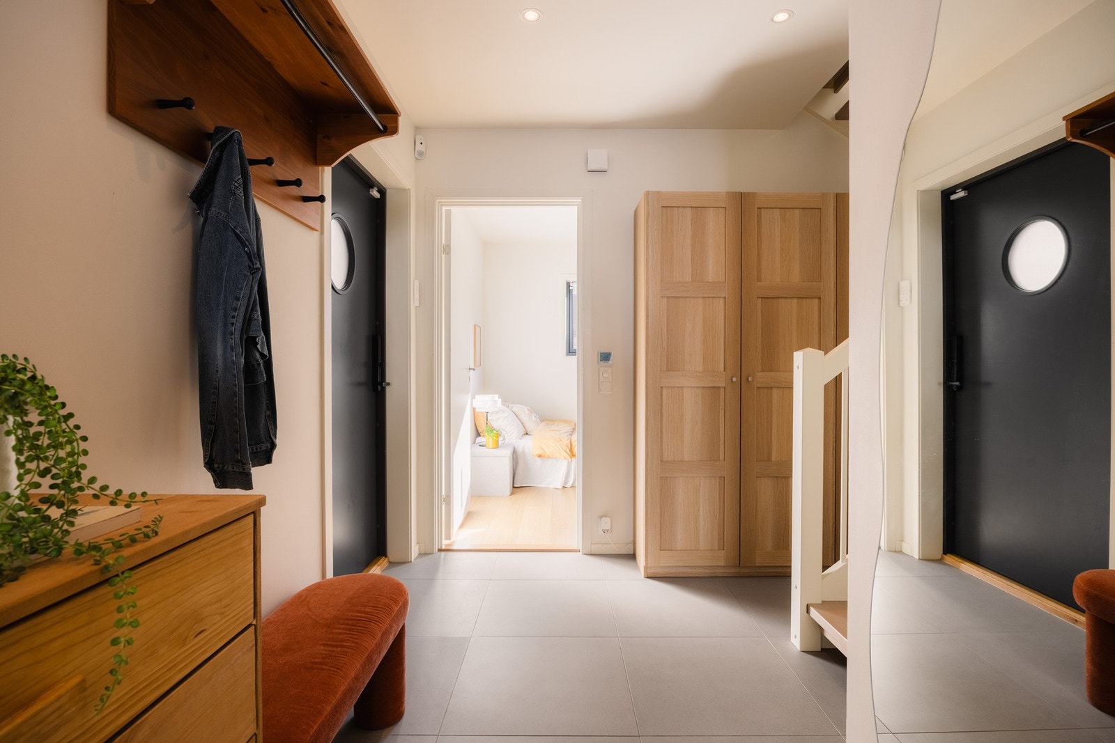 Du ønskes velkommen inn til en praktisk og innbydende entré. Her får man et ryddig førsteinntrykk med gode muligheter for oppbevaring av yttertøy og sko. Galleribilde