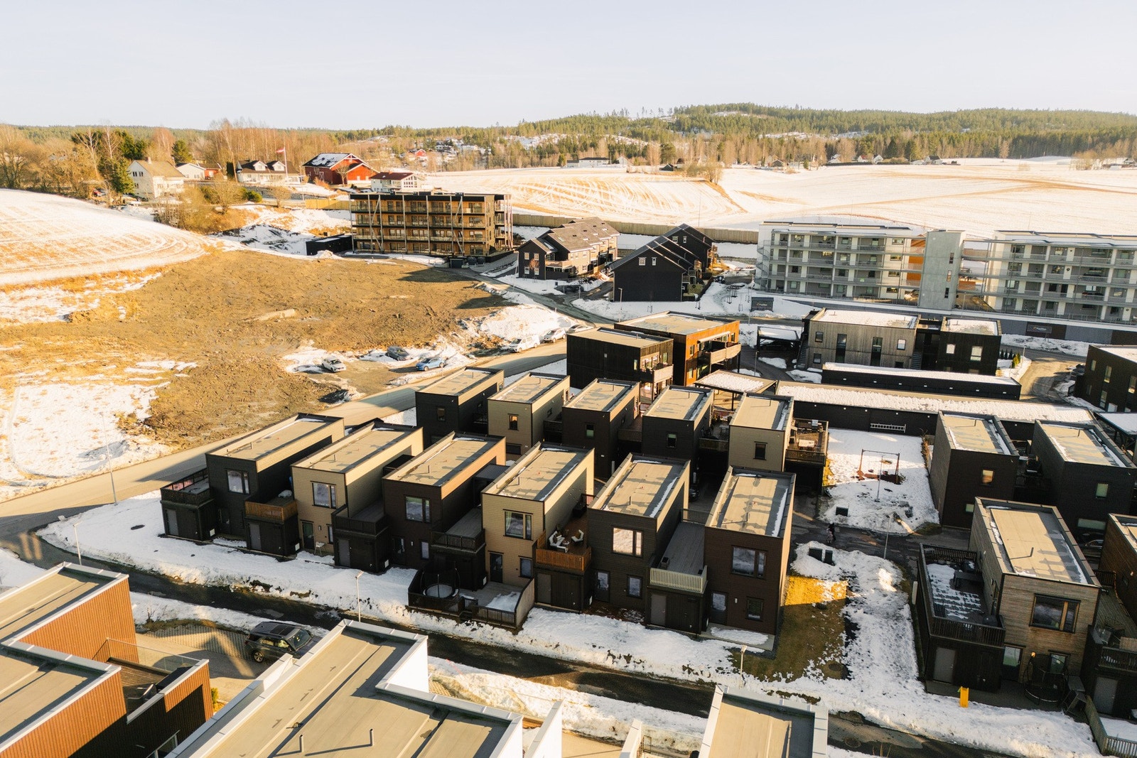 Fossumsvingen 95 ligger i et flott boligområde, kun et par minutter unna sentrumskjernen i Sørumsand hvor du finner det du måtte trenge. Galleribilde