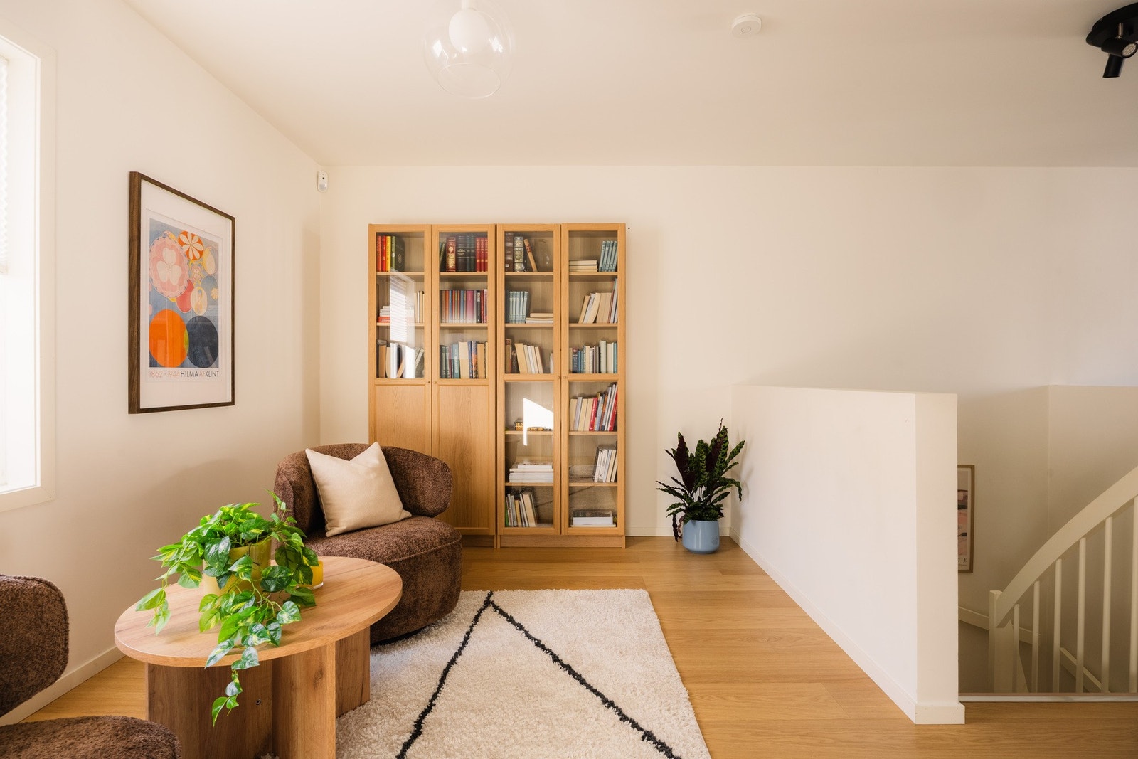 I toppen av trappen møtes man av et lyst og åpent areal som gir en fin romfølelse og binder etasjen sammen. Galleribilde