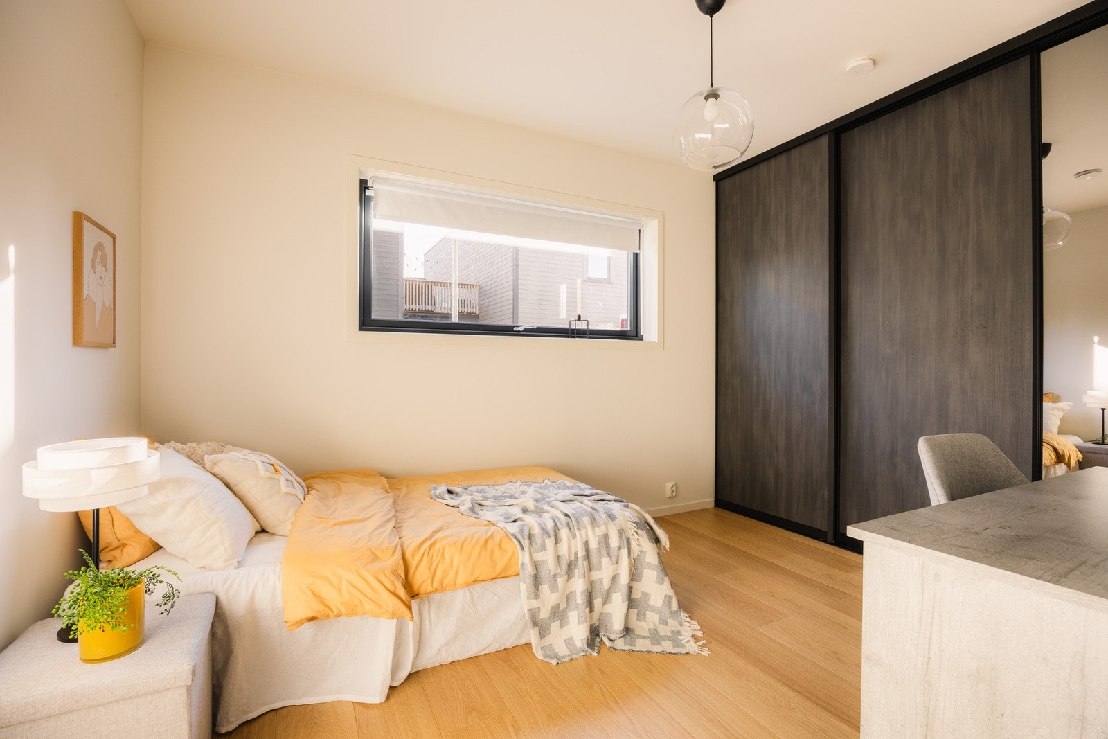 Boligens andre soverom ligger også i første etasje og har en fleksibel størrelse som gjør det velegnet som barnerom, gjesterom eller hjemmekontor. Romslig plassbygd skyvedørsgarderobe fra 2023. Galleribilde