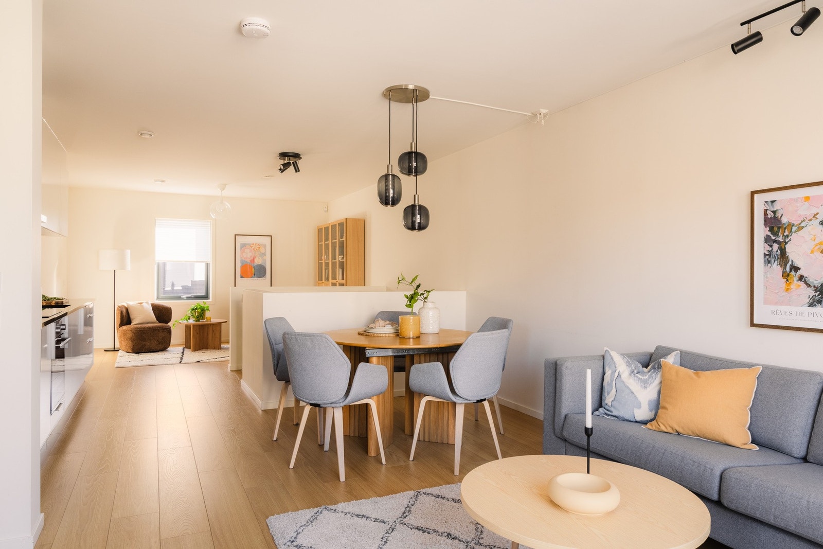 Den åpne planløsningen gjør at rommet oppleves lyst og romslig, samtidig som det skaper en sosial atmosfære hvor kjøkken, spisestue og stue flyter fint sammen. Galleribilde