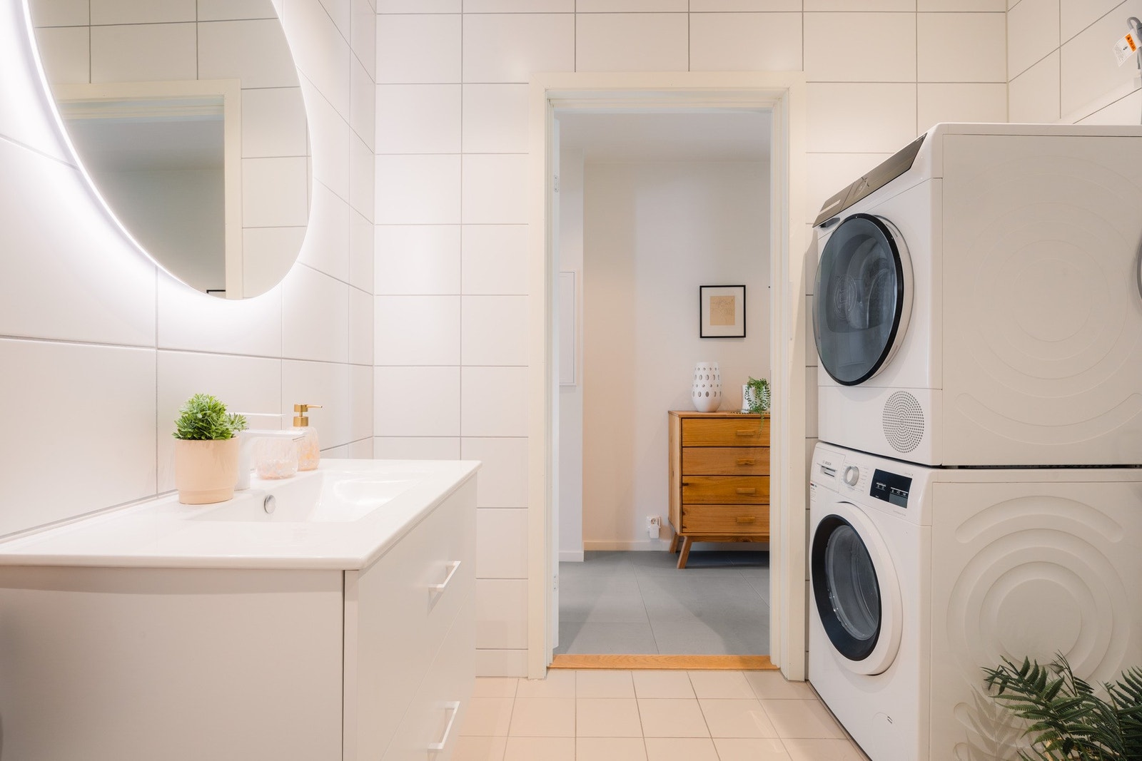 Behagelig gulvvarme bidrar til god komfort i hverdagen. Rommet er innredet med dusjsone, servant med innredning og vegghengt toalett. Galleribilde