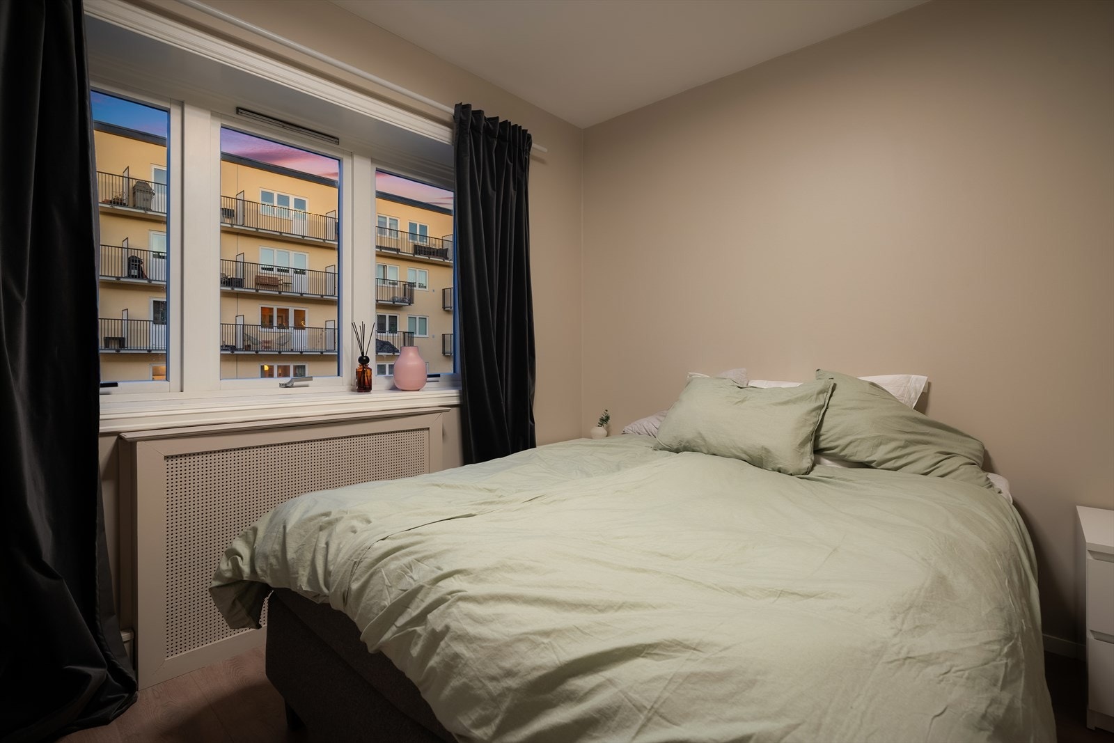 Innbydende soverom med god plass til dobbeltseng og nattbord. Galleribilde