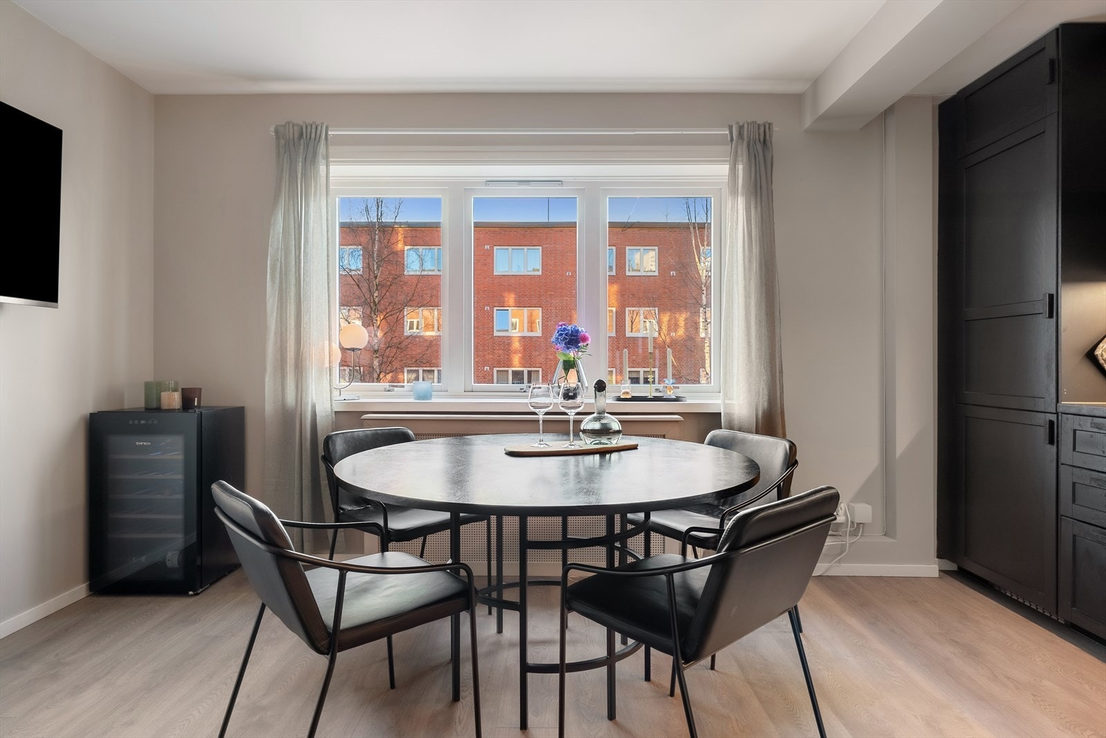 God plass til spisegruppe i rommets naturlige sone. Galleribilde