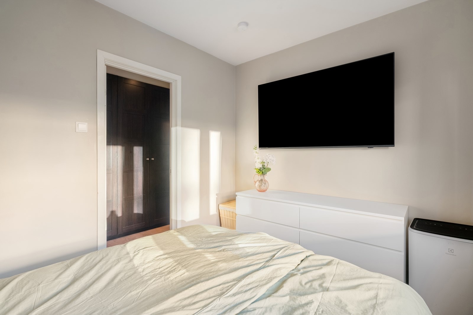 Romslig soverom med behagelig atmosfære. Galleribilde