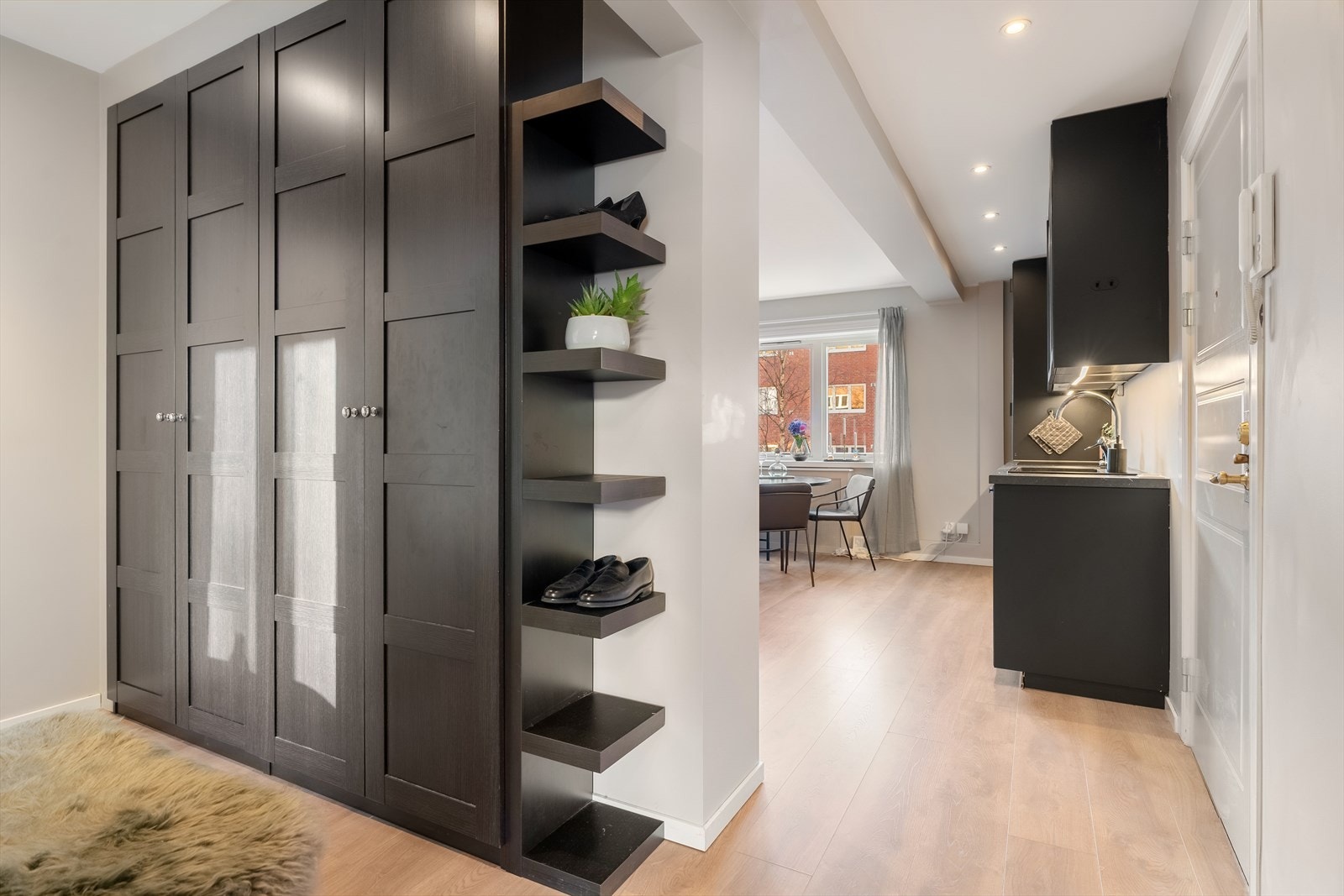 Gang med integrerte garderobeskap og videre adkomst til stue og kjøkken Galleribilde