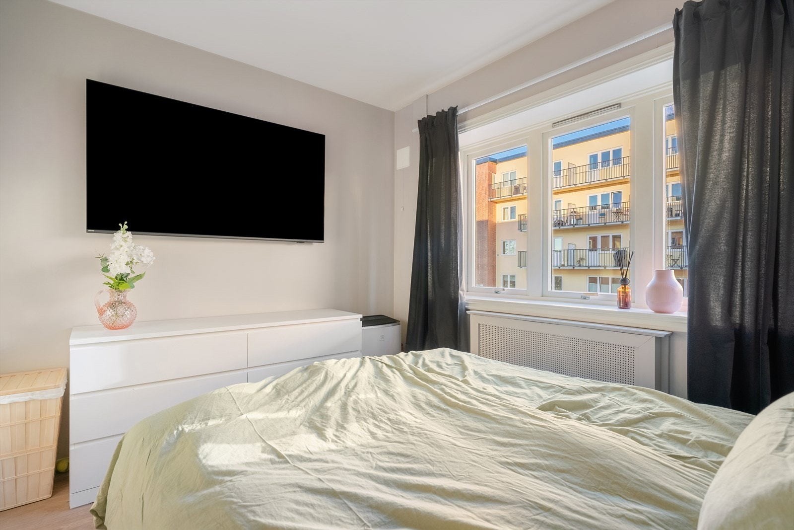 Soverom med store vindusflater som gir godt dagslys. Galleribilde