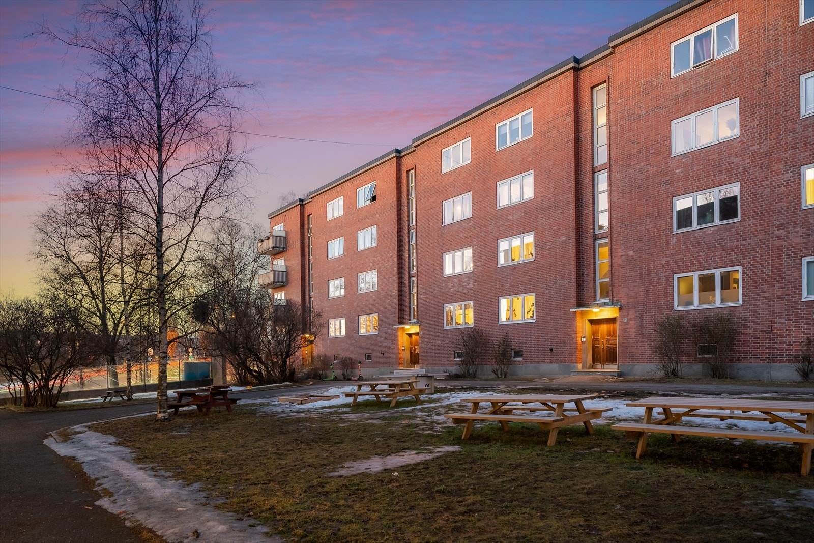 Fasade mot felles uteområde med sitteplasser. Galleribilde