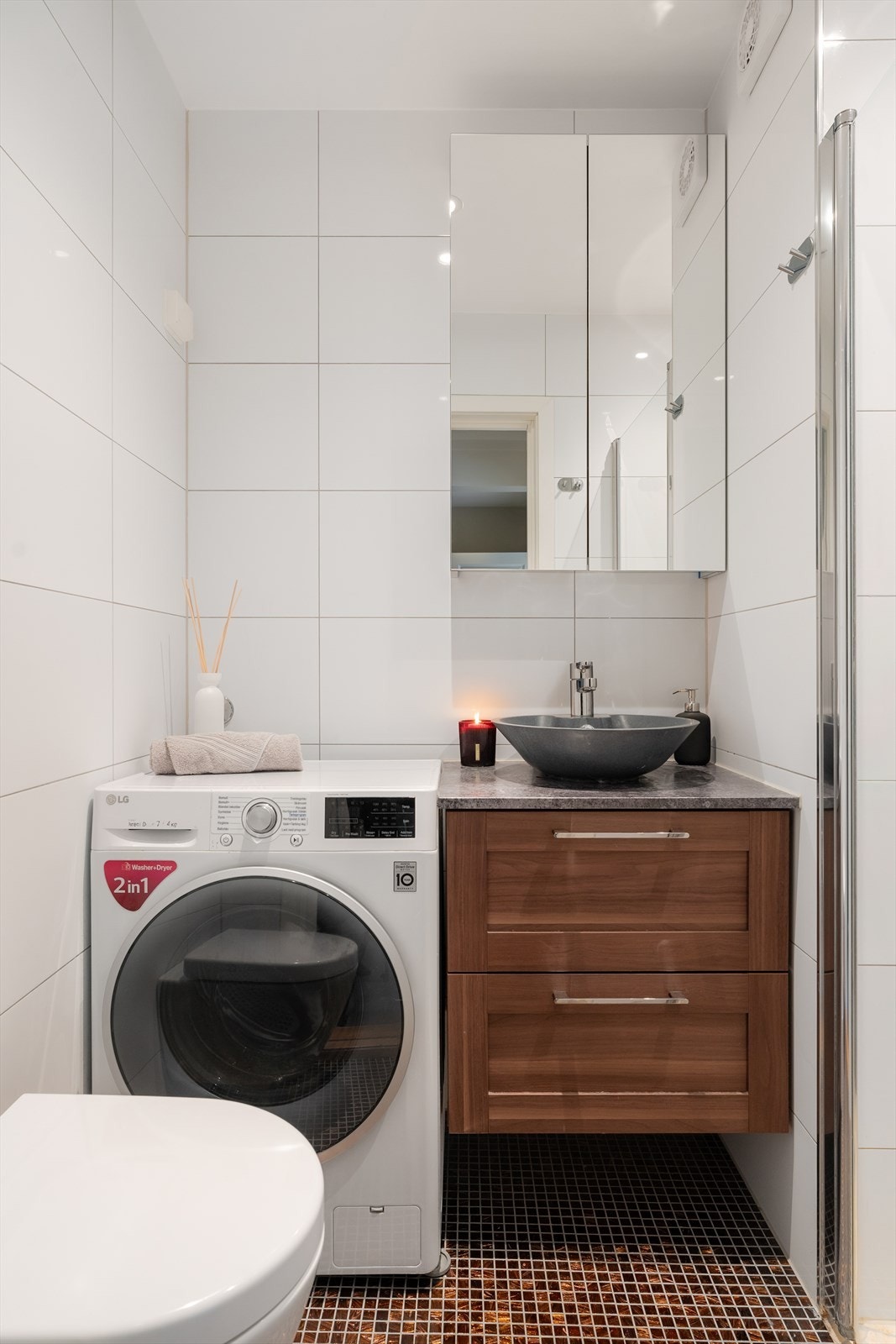 Flislagt bad med opplegg for vaskemaskin Galleribilde