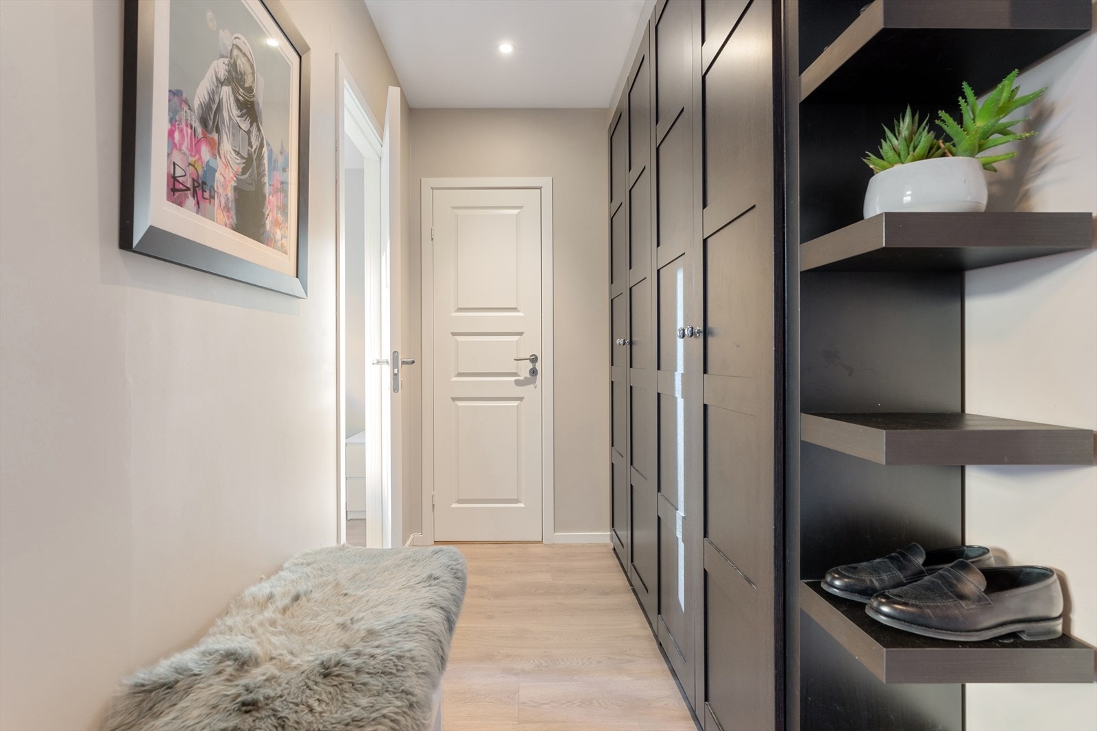 Entré/gang med god oppbevaringsplass Galleribilde