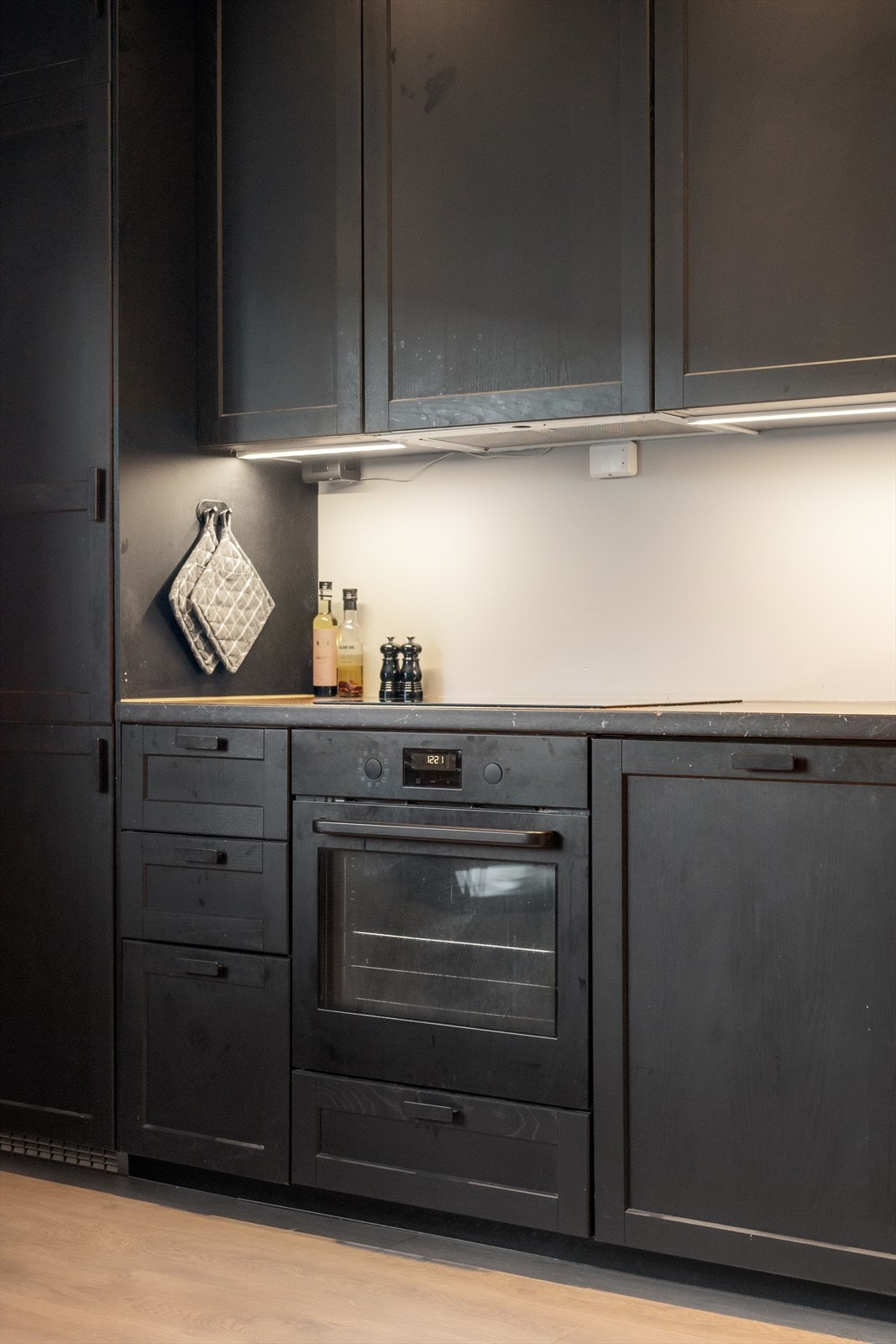 Detaljbilde av kjøkkenets innredning og arbeidsområde. Galleribilde