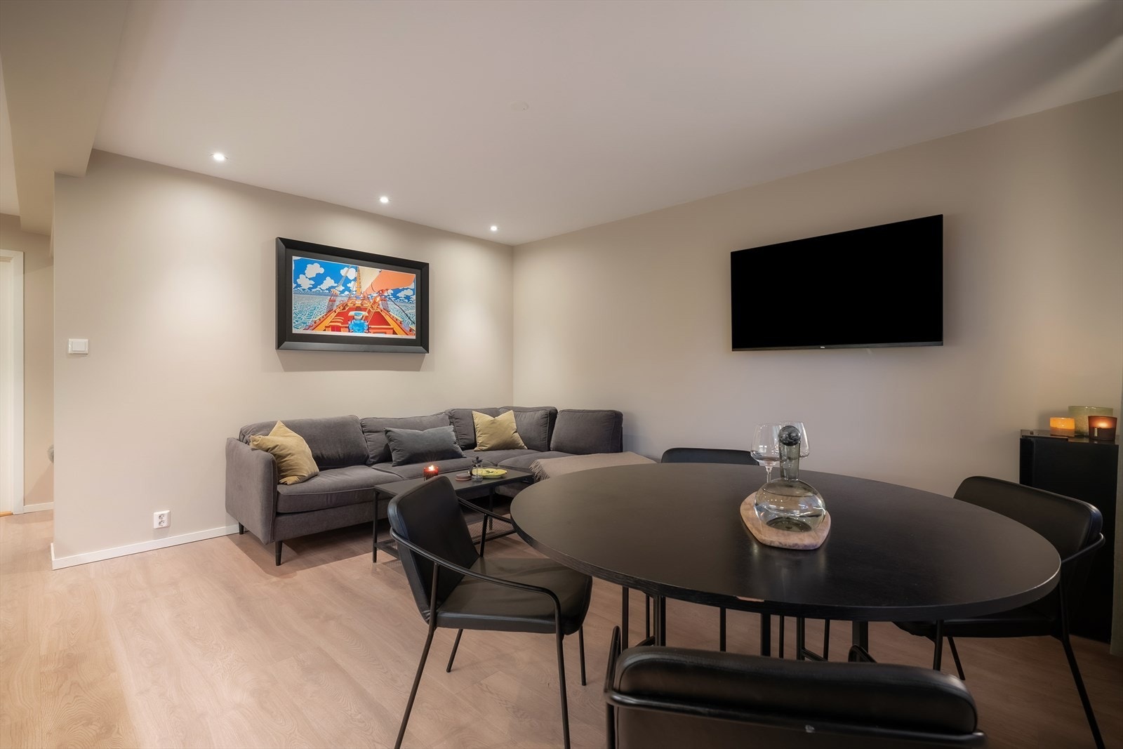 Oppholdsrom med god plass til både spisegruppe og TV-sone. Galleribilde