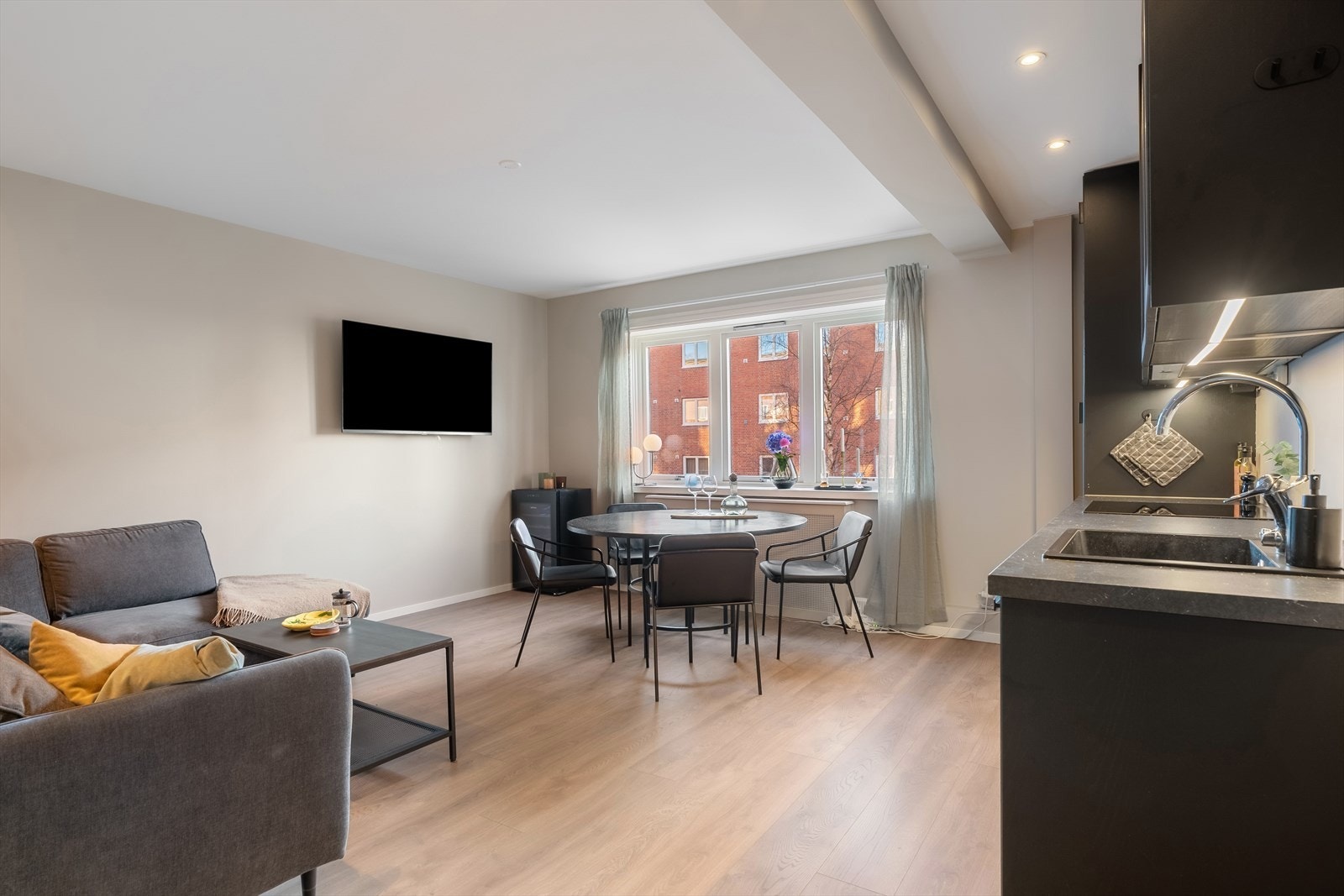 Oppholdsrom med naturlig overgang mellom kjøkken, spiseplass og stue. Galleribilde