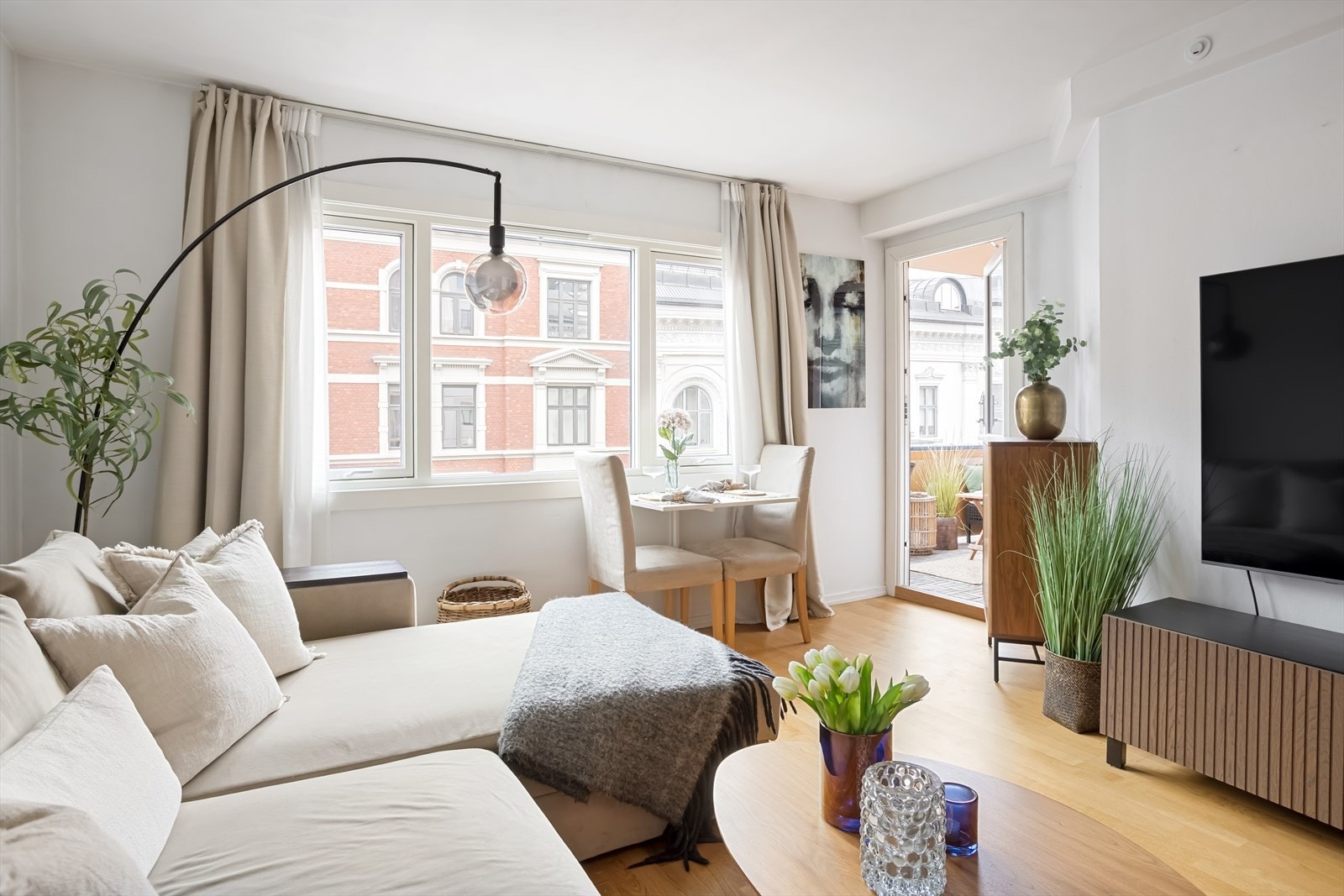 I stuen har man plass til sofa og tilhørende møblement, samt hyggelig spiseplass. Galleribilde