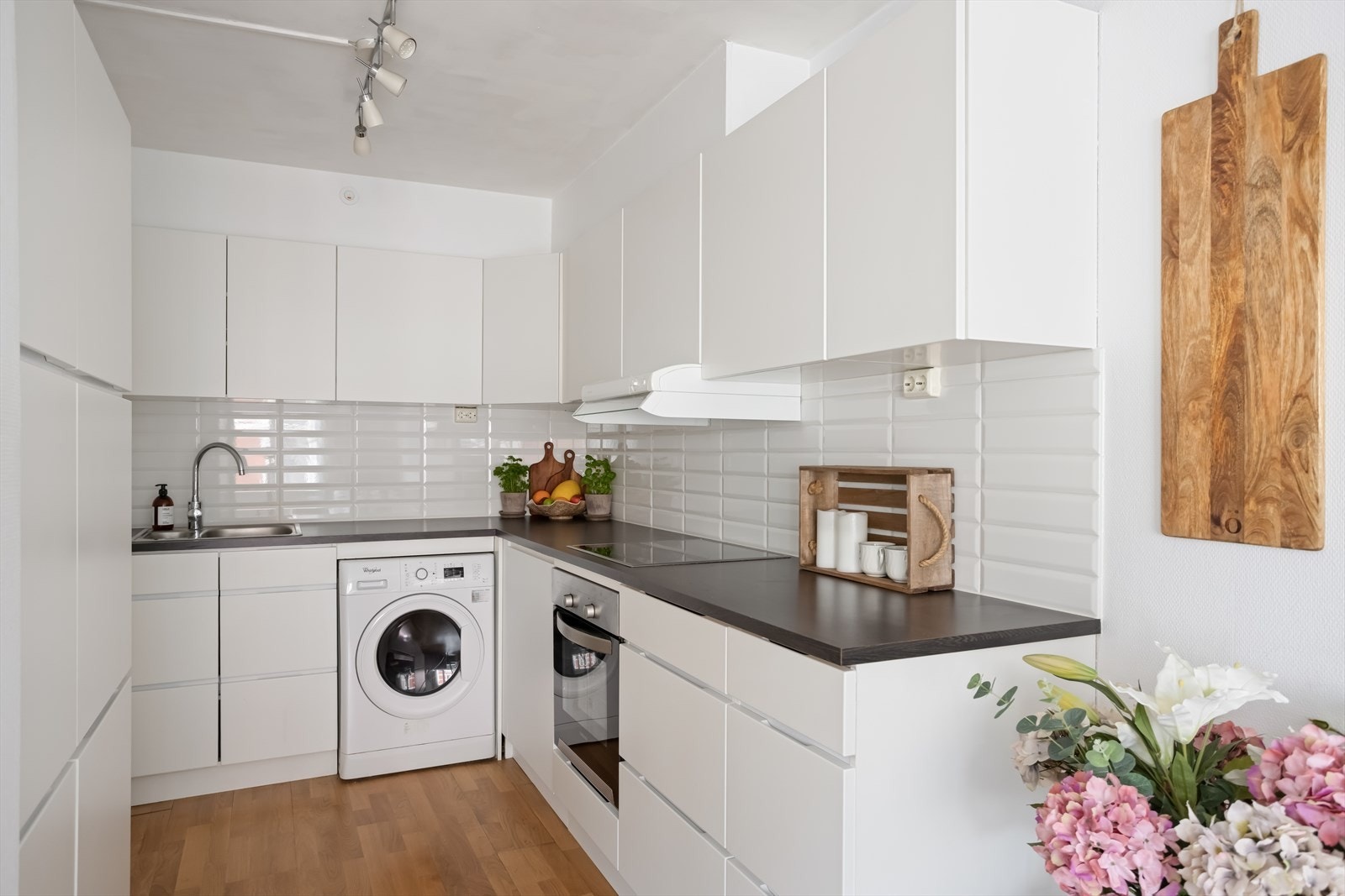 Her har man rikelig med skap- og benkeplass noe som passer ypperlig for den matglade. Galleribilde