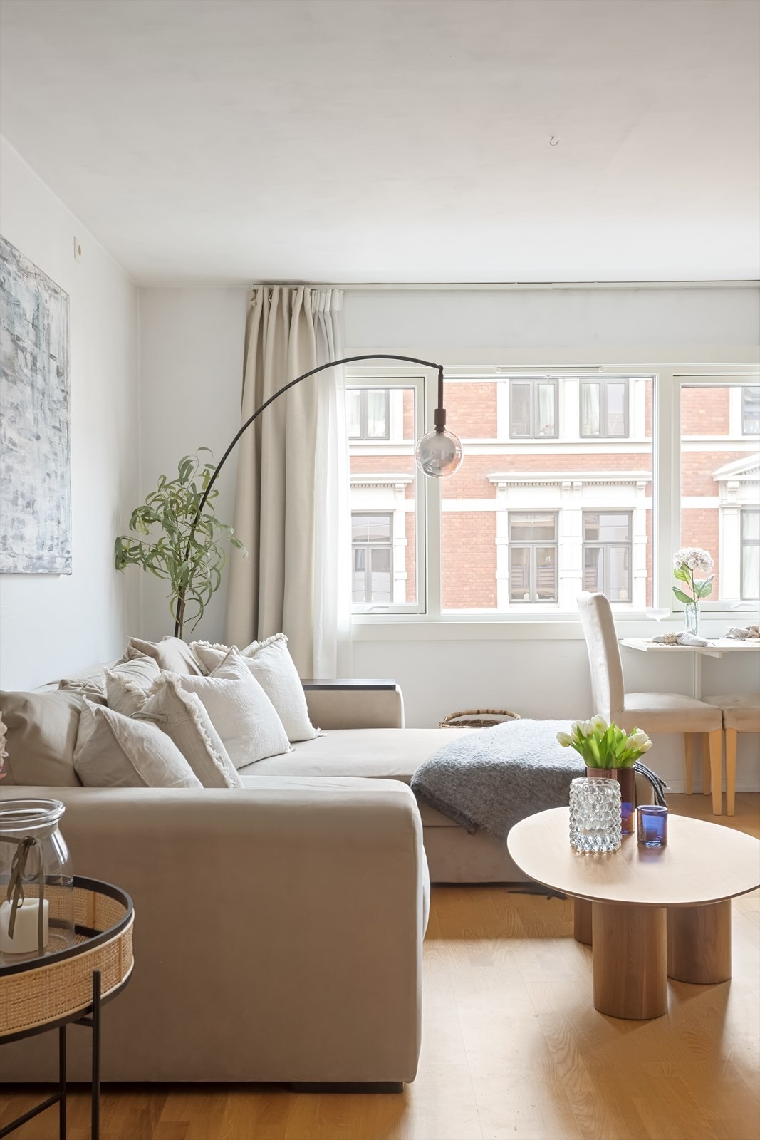 Stuen er lysmalt som gjør det enkelt å sette sitt preg. Galleribilde