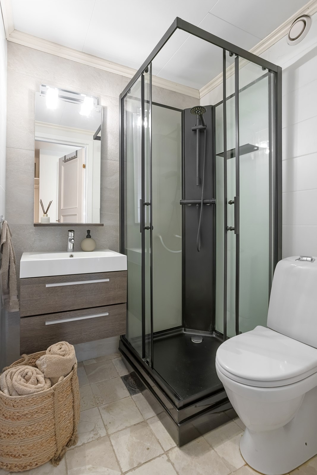 Pent, fliselagt baderom med varmekabler i gulv og downligts i himling. Galleribilde