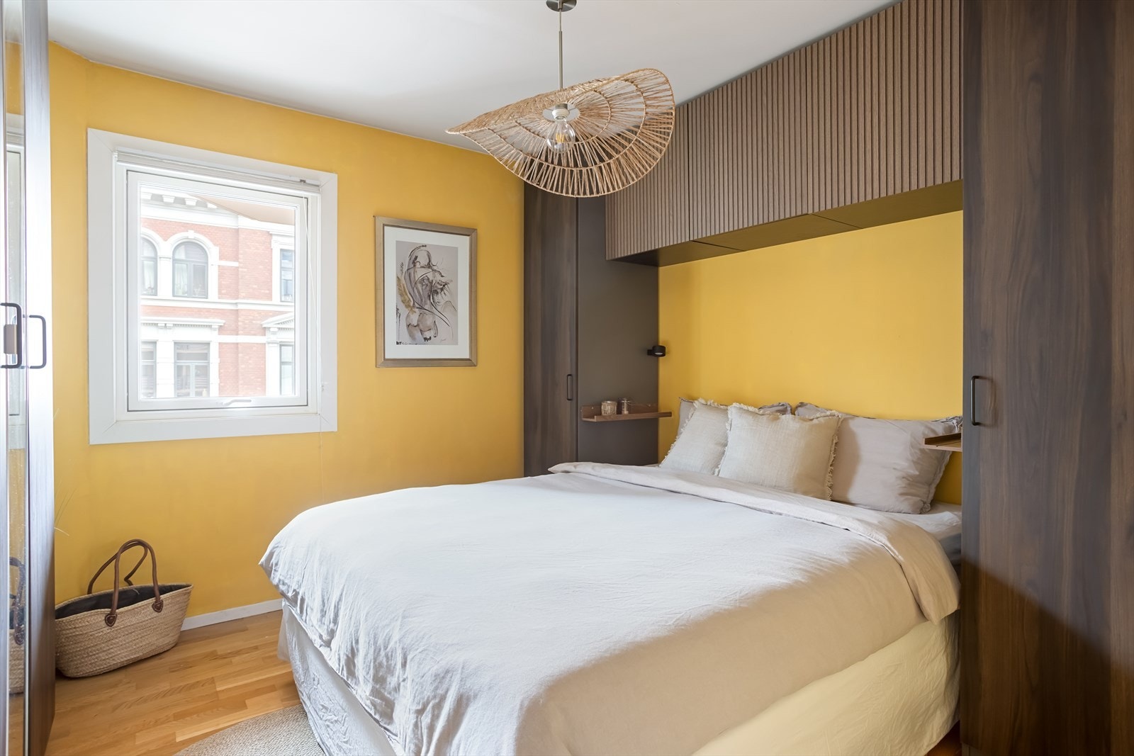 Romslig soverom med plass til dobbeltseng og garderobeskap. Galleribilde