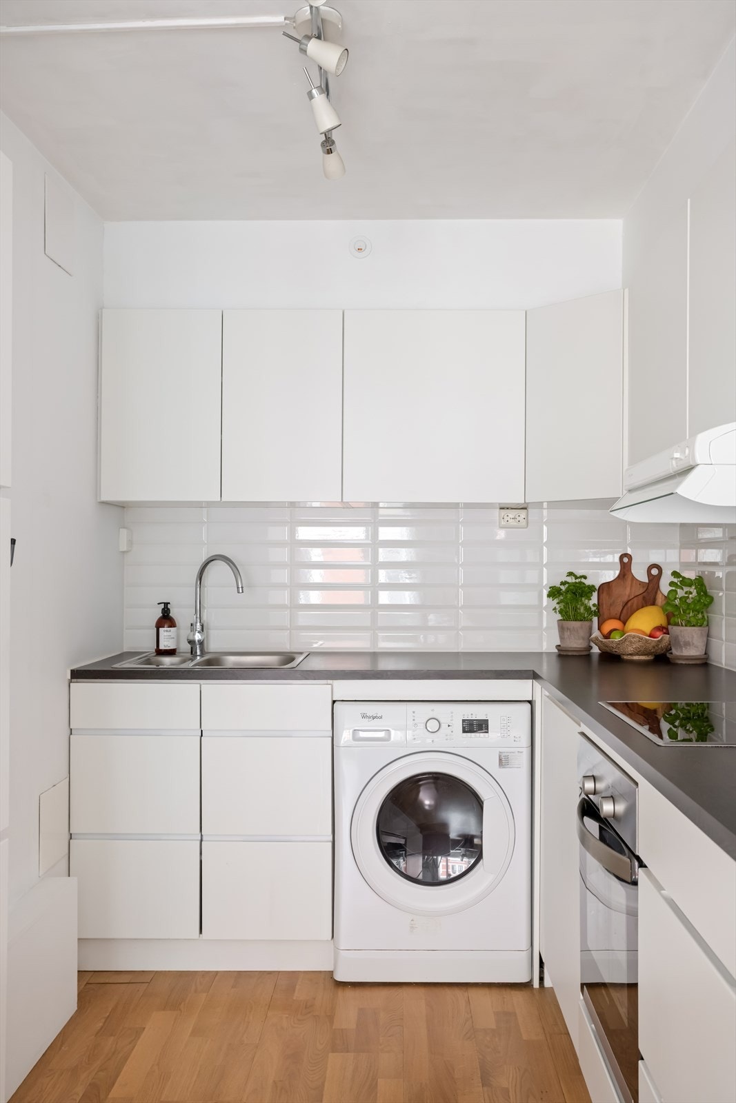 Kjøkkenet har i tillegg integrerte hvitevarer som platetopp, stekeovn, oppvaskmaskin og kjøle-/fryseskap. Det er i tillegg installert opplegg for vaskemaskin. Galleribilde