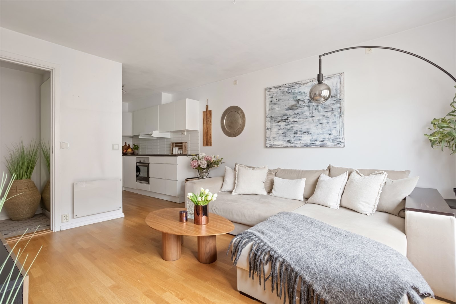 Kjøkken i åpen løsning til stuen som gjør det enkelt å være sosial mens man lager mat. Galleribilde