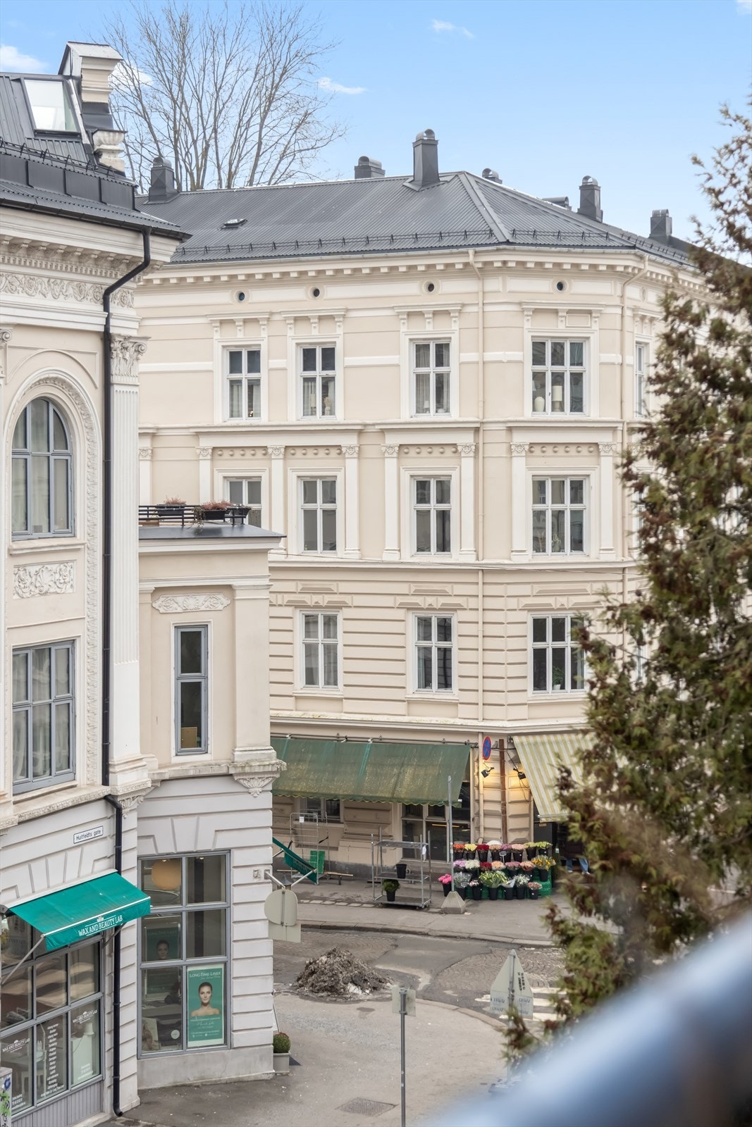 Fra boligen har man fint utsyn mot klassisk bygårdsbebyggelse. Galleribilde