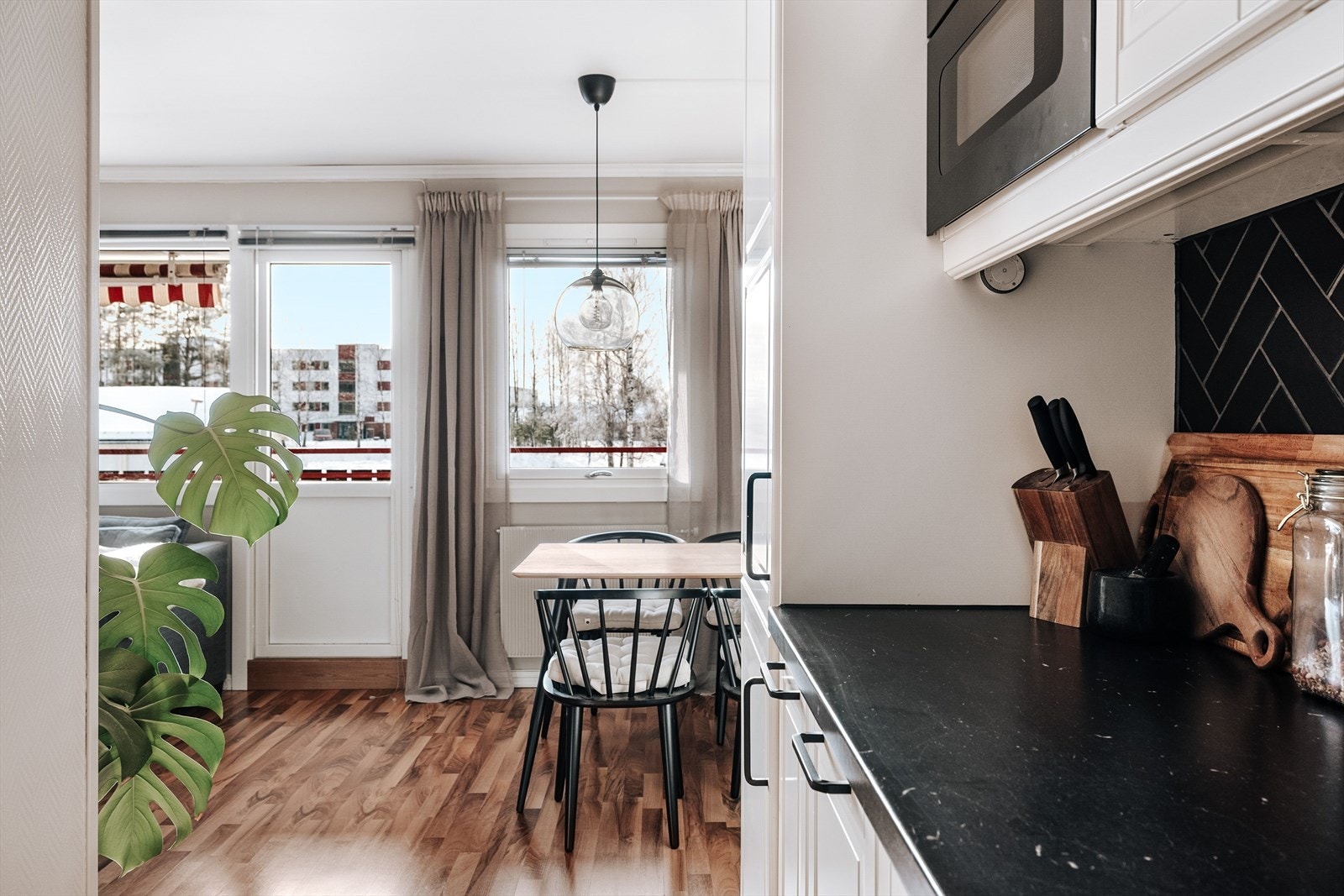 Kjøkkenet har integrerte hvitevarer som stekeovn, platetopp, oppvaskmaskin, kjøleskap med fryser og mikrobølgeovn som medfølger i handelen. Galleribilde