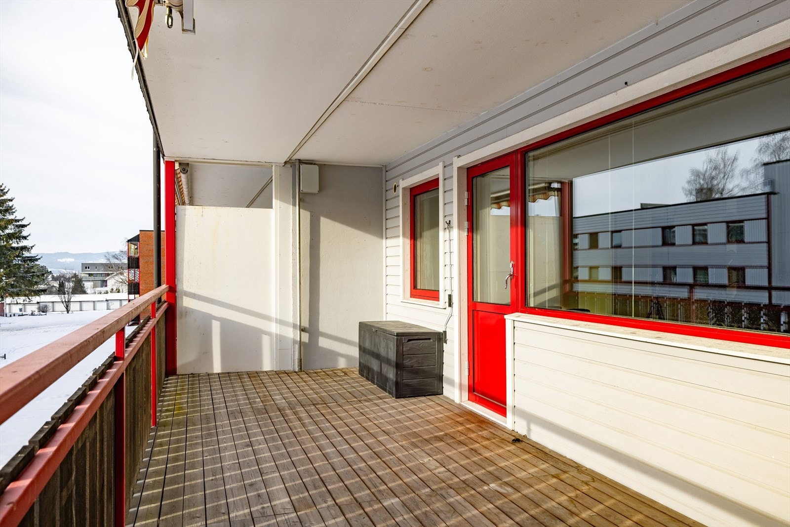 Fra stua er det utgang til verandaen. Her får du en meget stor veranda på hele 18 m². Dette gir god plass til flere sittegrupper, planter og annet ønskelig. Galleribilde