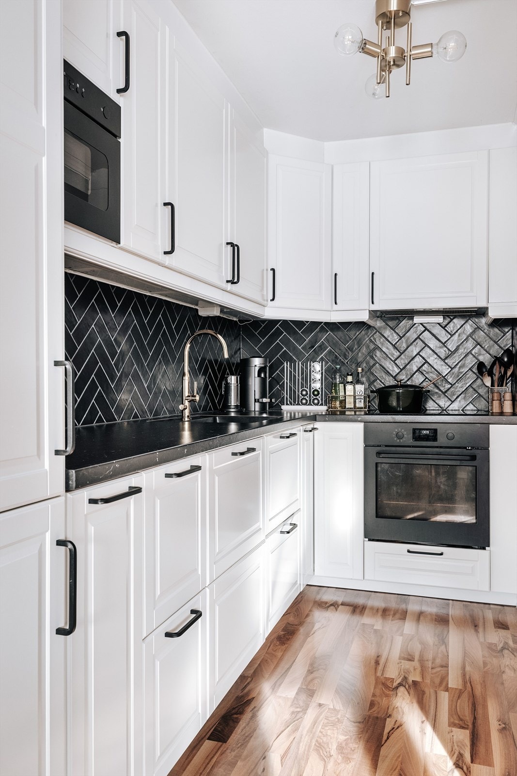 Innredningen har god med skapplass i takhøye overskap og i underskap med skuffer. Galleribilde