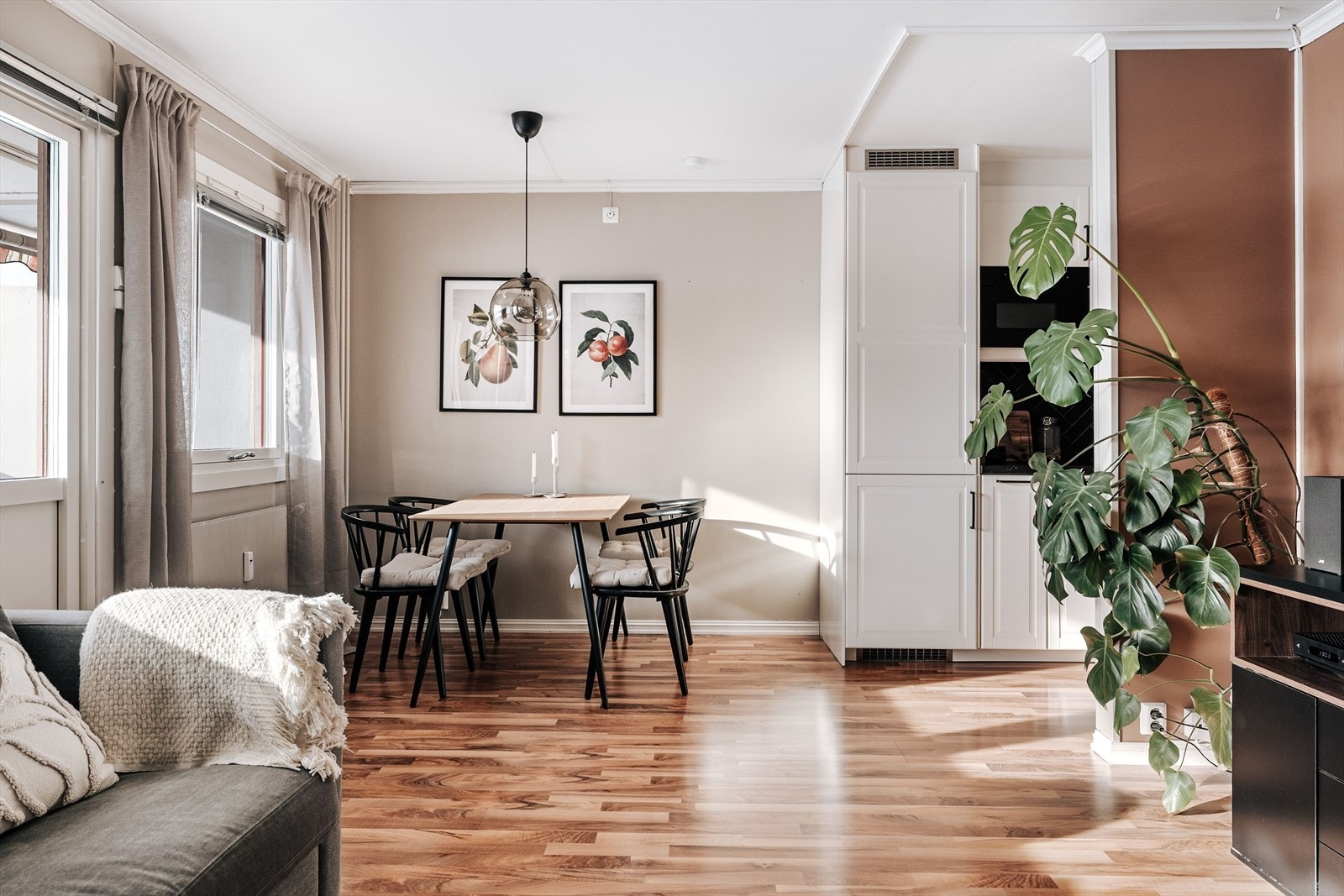 Leiligheten varmes opp med vannbåren varme til radiatorer. Galleribilde