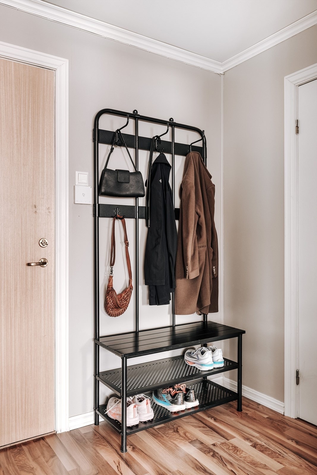 Entré med plass til oppbevaring av sko og yttertøy. Til høyre i bildet ser du døren inn til en praktisk innvendig bod. Galleribilde