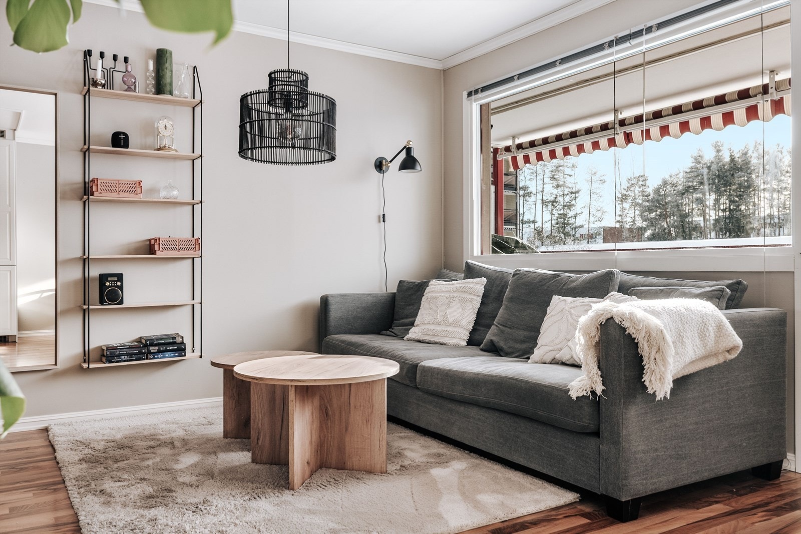 Store vinduer ut mot verandaen gir godt med lysinnslipp til rommet. Galleribilde