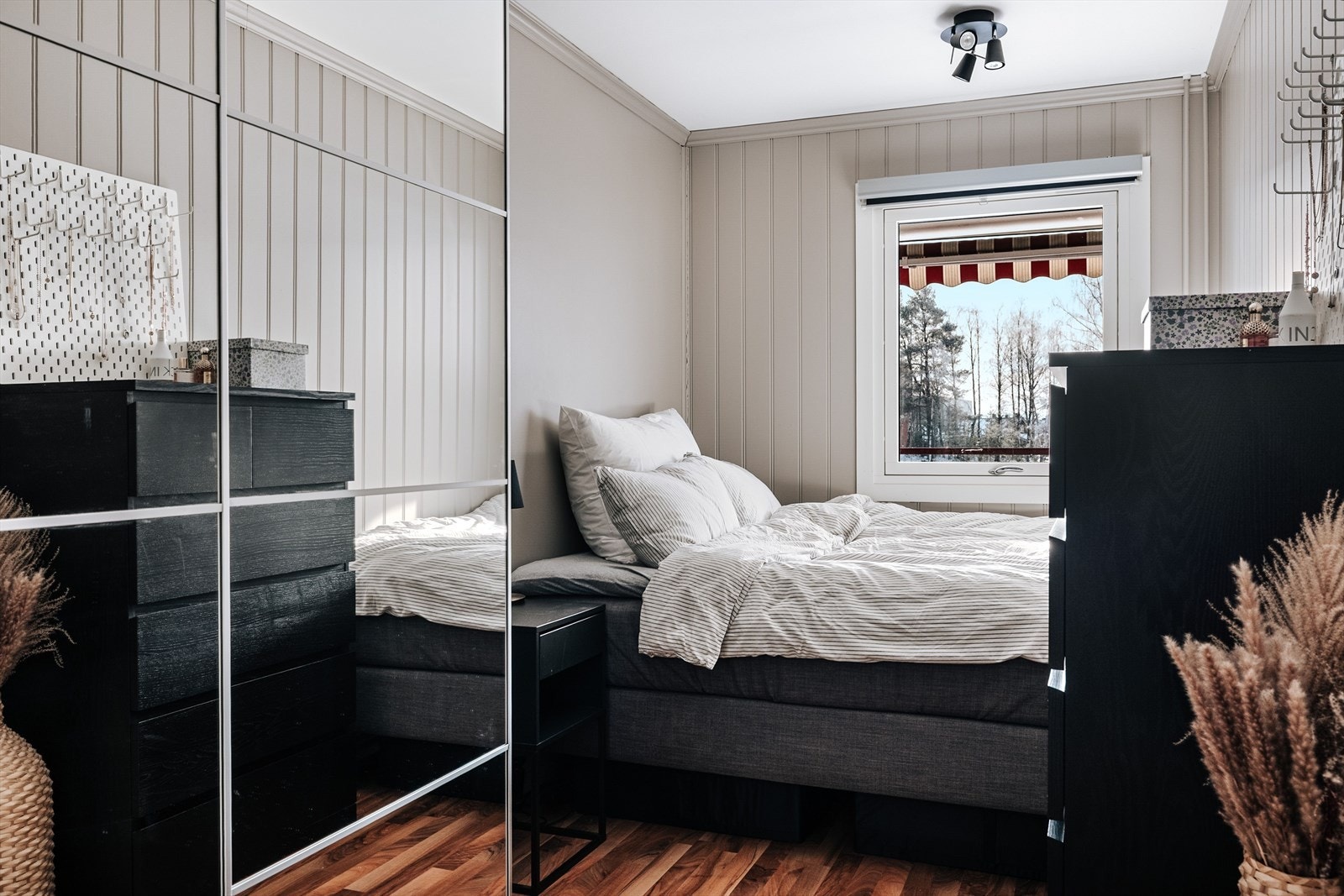 Lyst soverom som vender ut mot verandaen. Det er satt inn skyvedørsgarderobe på rommet. Galleribilde