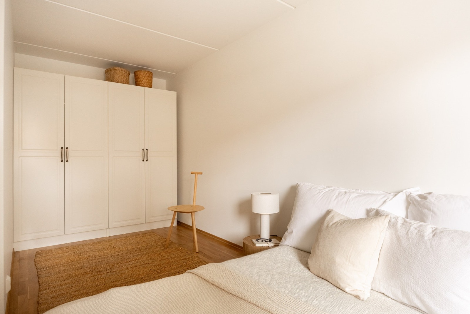 Det er medfølgende garderobeskap. Galleribilde