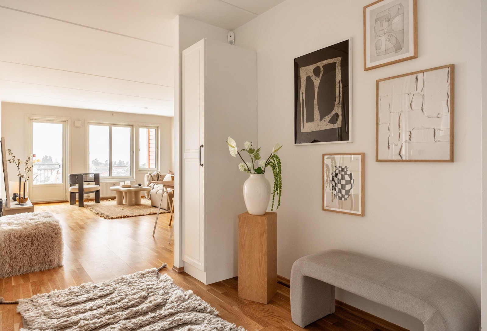 Det er godt med oppbevaringsplass i leiligheten. Galleribilde