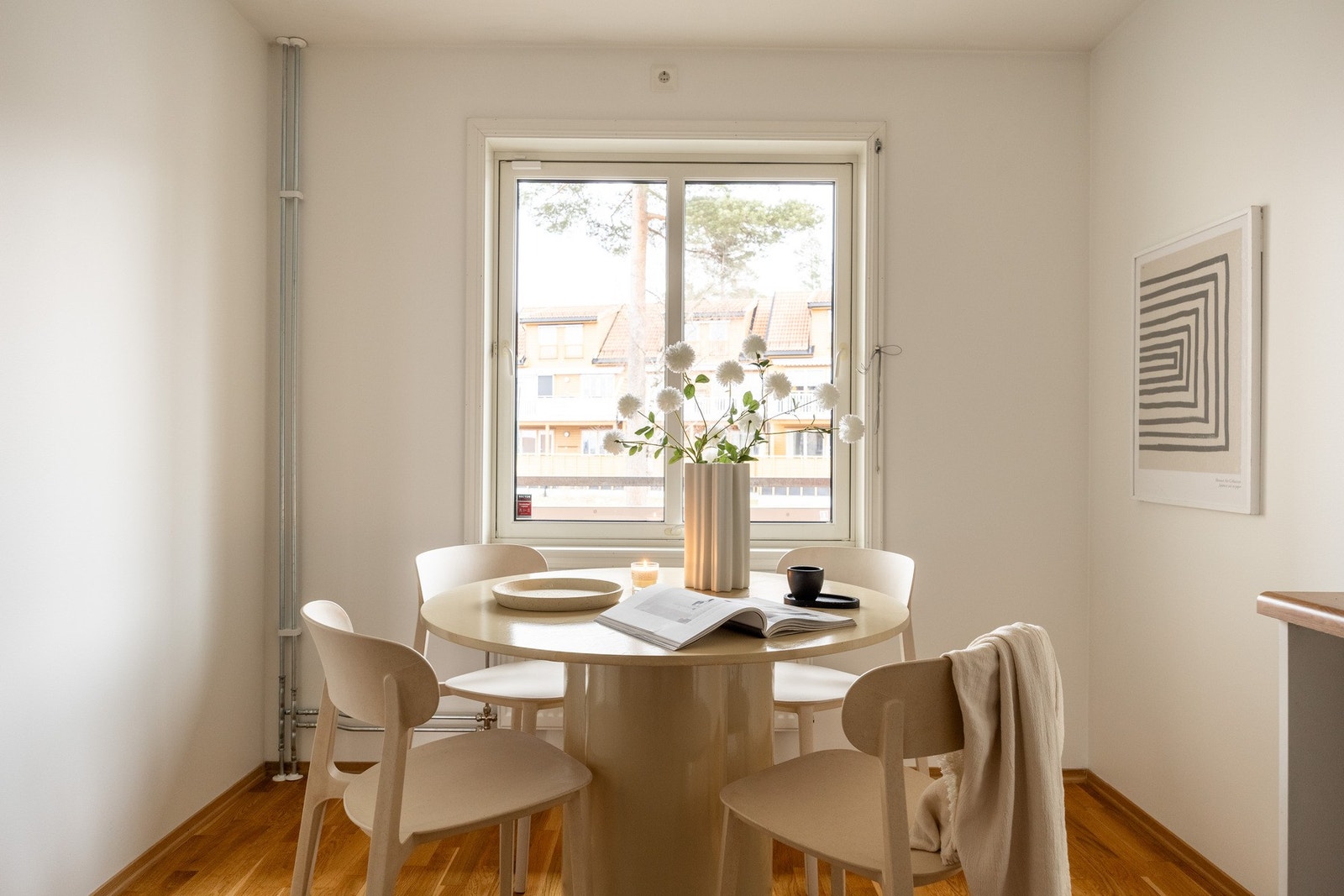 Kjøkkenet har plass til spisebord ved vinduet. Galleribilde