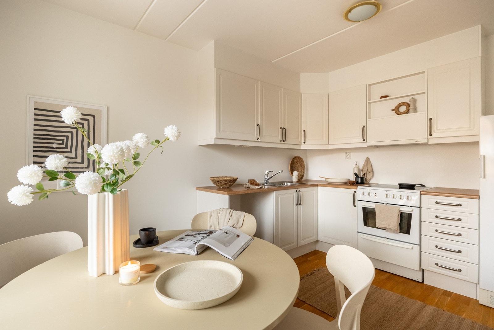 Det er en fin kombinasjon av skap- og benkeplass for både oppbevaring og matlaging. Galleribilde