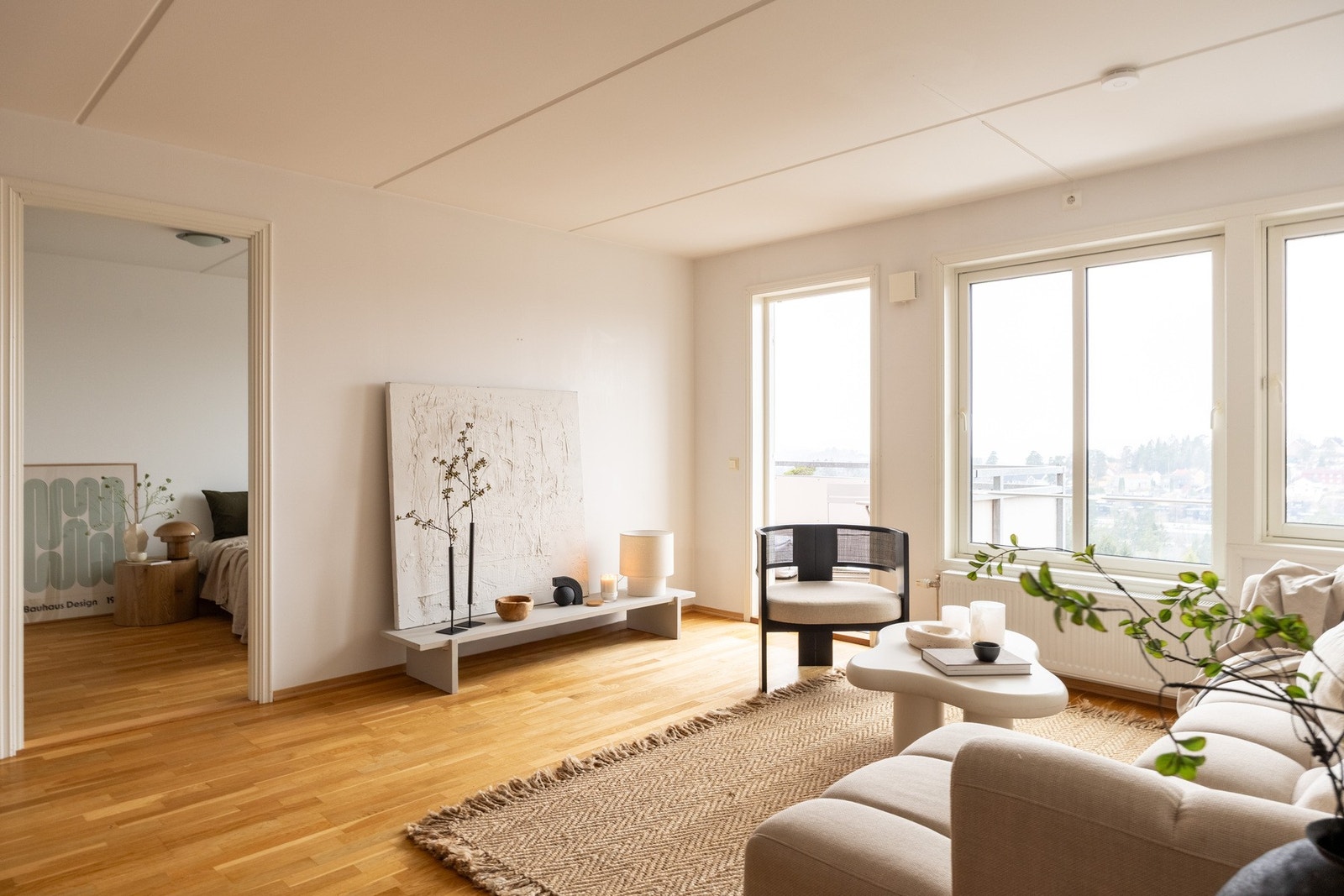 Overflatene er malt i en lys fargetone, og på gulvet er det parkett. Galleribilde