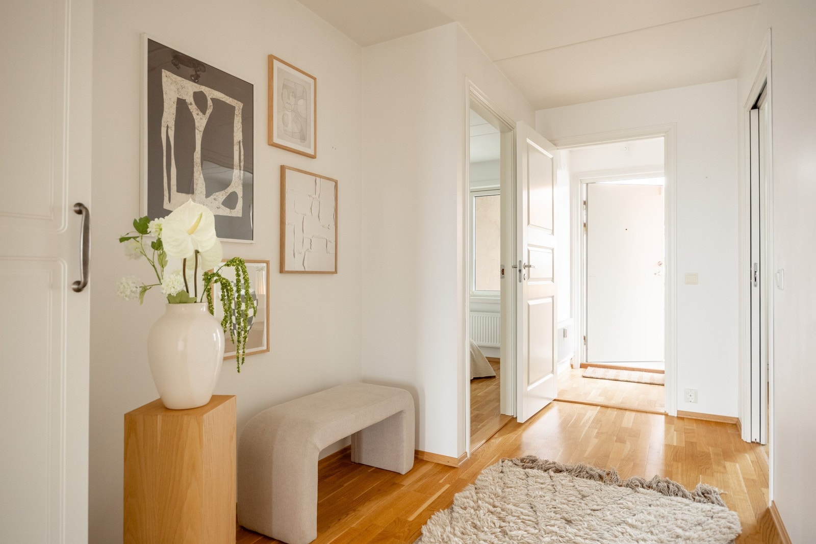 Romslig gang med plass for klesoppheng og oppbevaring av sko. Galleribilde