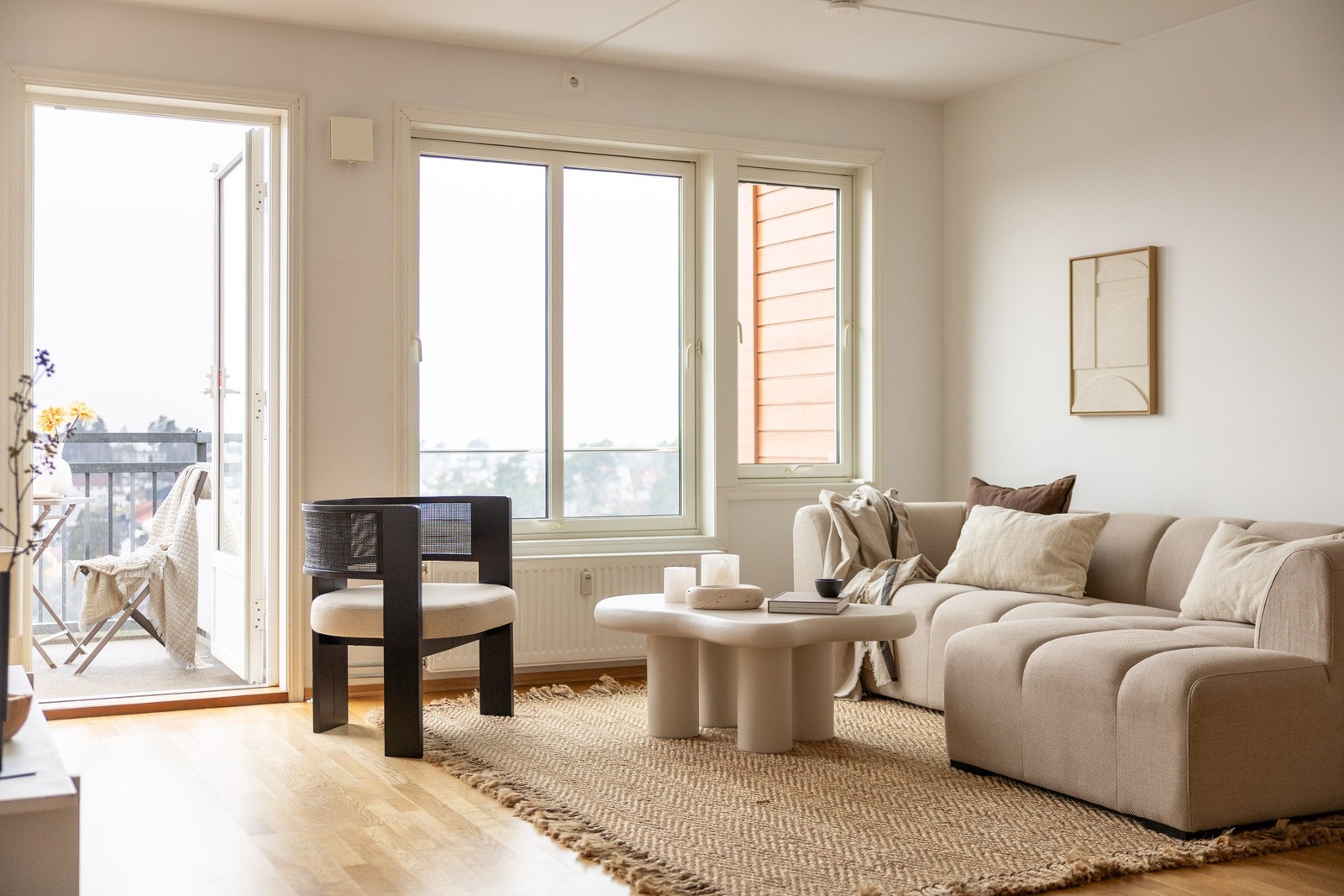 Store vindusflater slipper inn rikelig med naturlig lys. Galleribilde