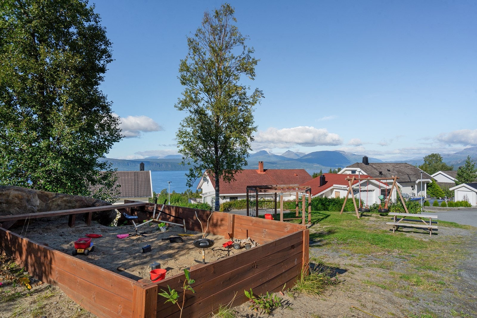 Felles lekeplass rett i nærheten Galleribilde