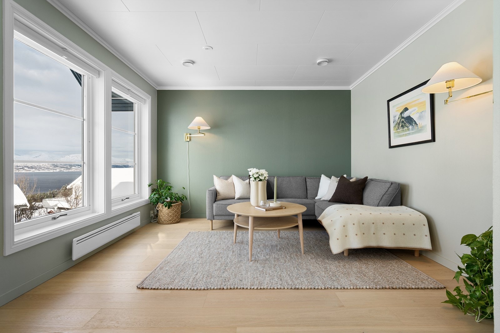 Lys og innbydende stue med store vindusflater som gir rikelig med dagslys og flott utsikt. Vedfyring bidrar til en lun og hyggelig stemning. Fra stue er det adkomst til veranda. Galleribilde