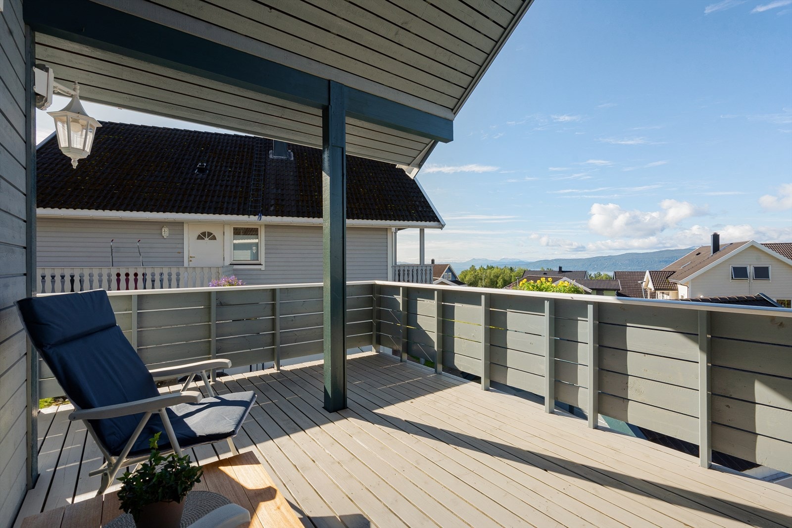 Delvis overbygd veranda med god plass til utemøbler - perfekt for hyggelige uteopphold og med mulighet til å sitte ute selv på regnværsdager. Galleribilde