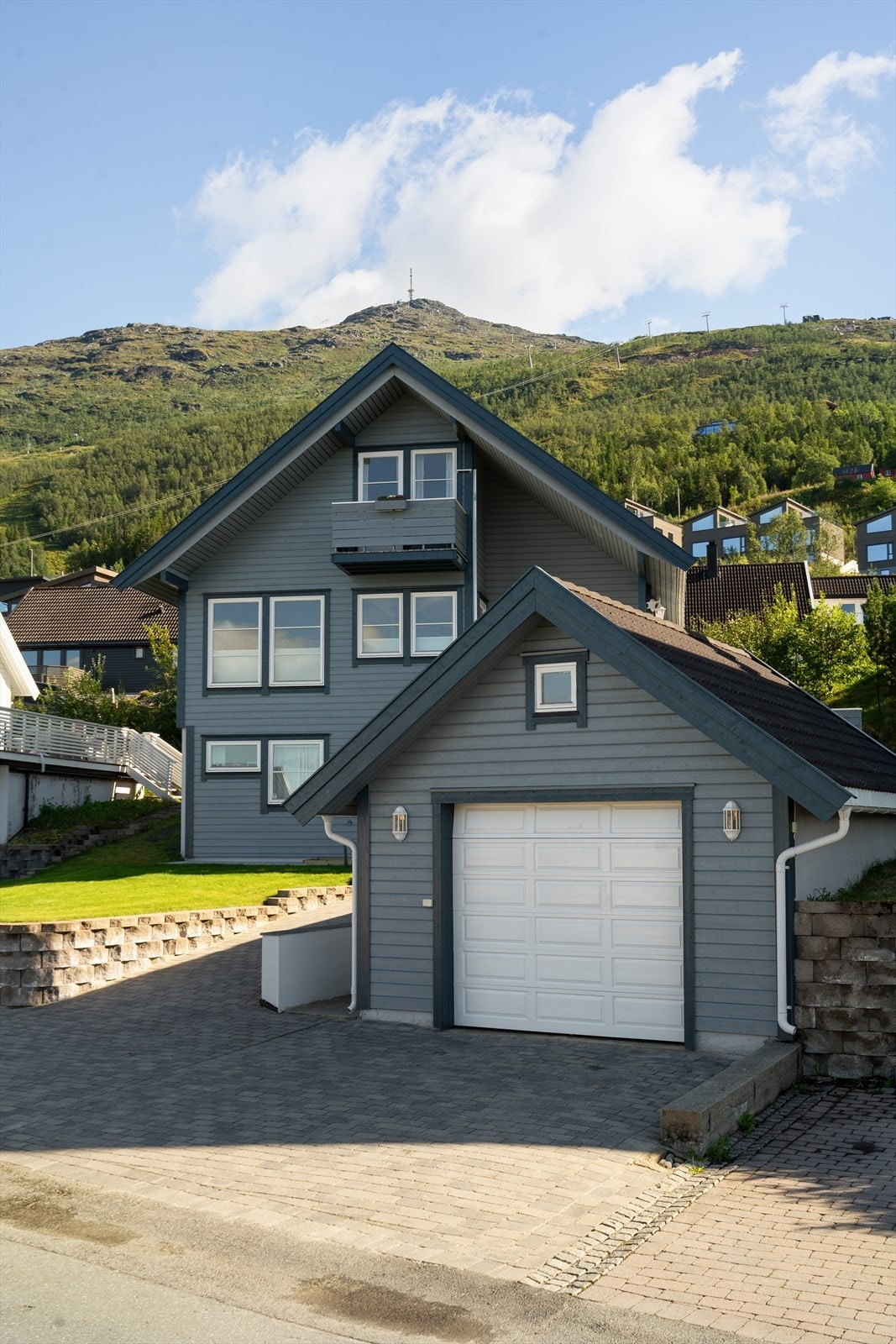 Garasje med innlagt strøm, EL- bil lader, fjernstyrt leddport, innvendig gulv er støpt betong og vegger delvis platekledd Galleribilde