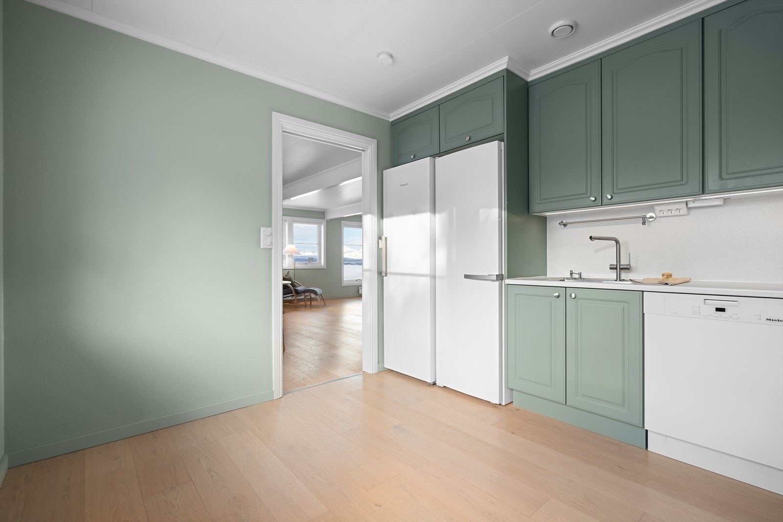 Kjøkkenet inneholder kjøleskap, fryseskap ,oppvaskmaskin, induksjonstopp, micro, stekeovn og komfyrvakt. Her vil det også være plass for et lite kjøkkenbord. Galleribilde