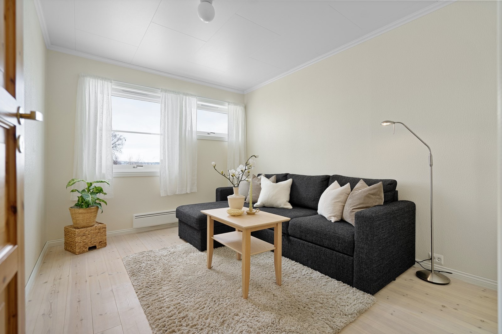 Lys og romslig soverom 1 i første etasje med god plass til møbler. Galleribilde