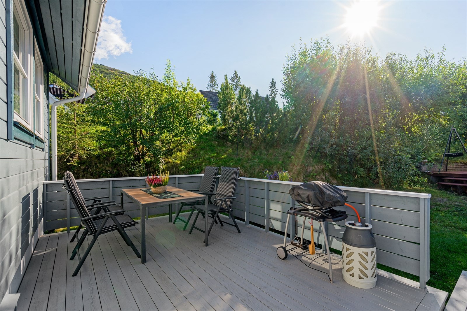 God plass til spisebord og grill - perfekt for hyggelige måltider og sosiale sammenkomster utendørs. Galleribilde