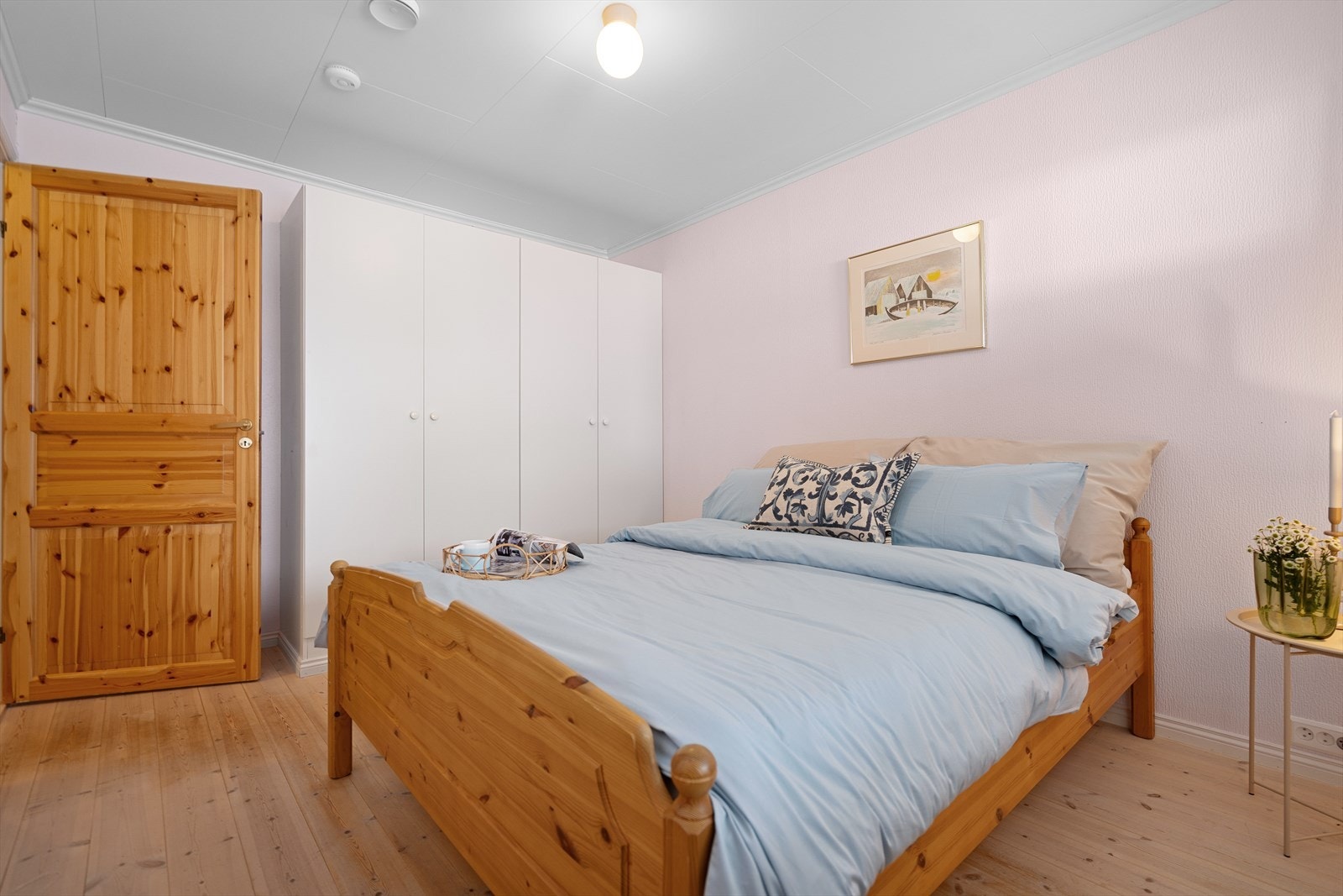 Flere garderobeskap som gir rikelig med oppbevaringsplass. Galleribilde