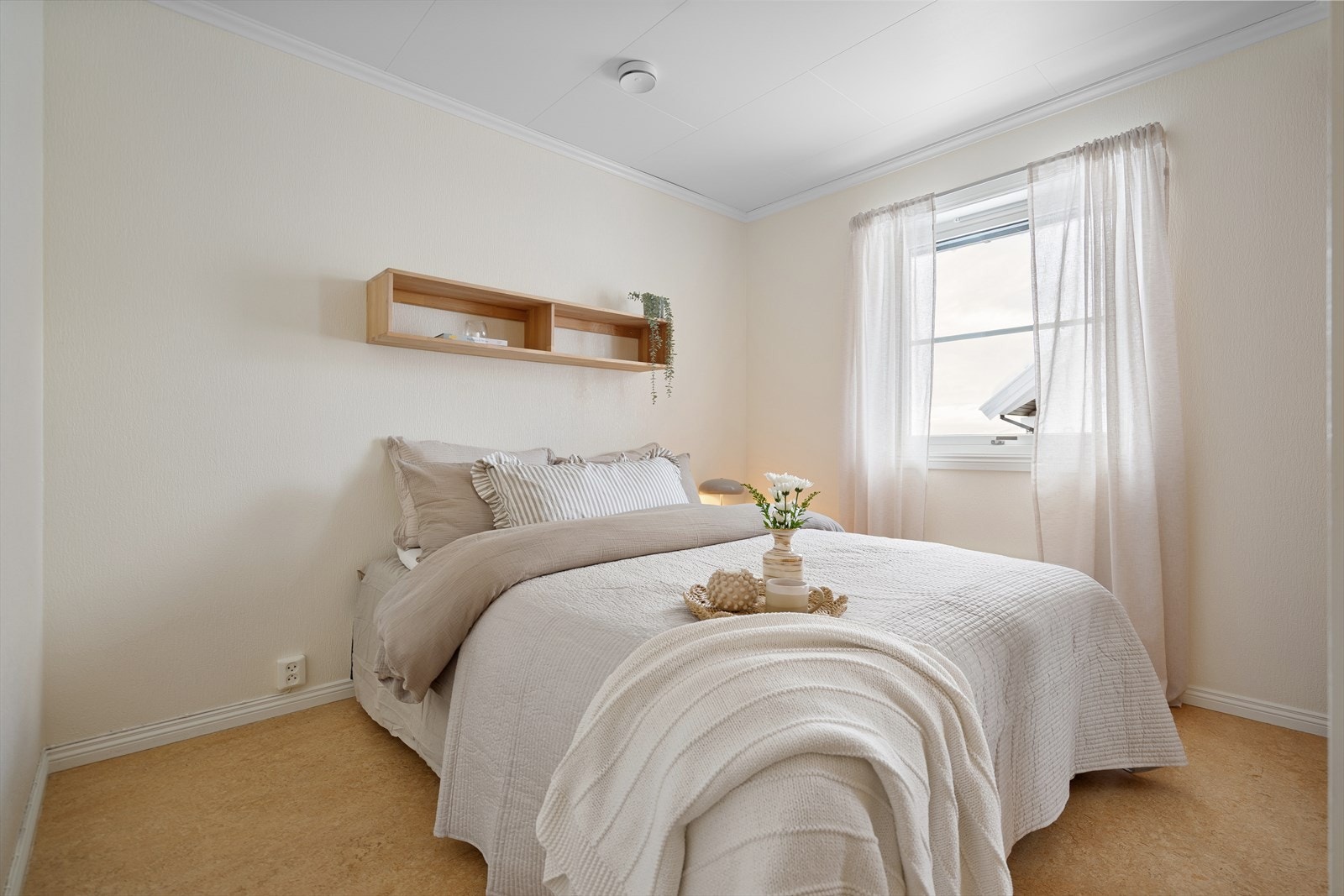 Soverom i 2. etasje - Rikelig med naturlig lys, luftig atmosfære og garderobeskap for praktisk oppbevaring. Galleribilde